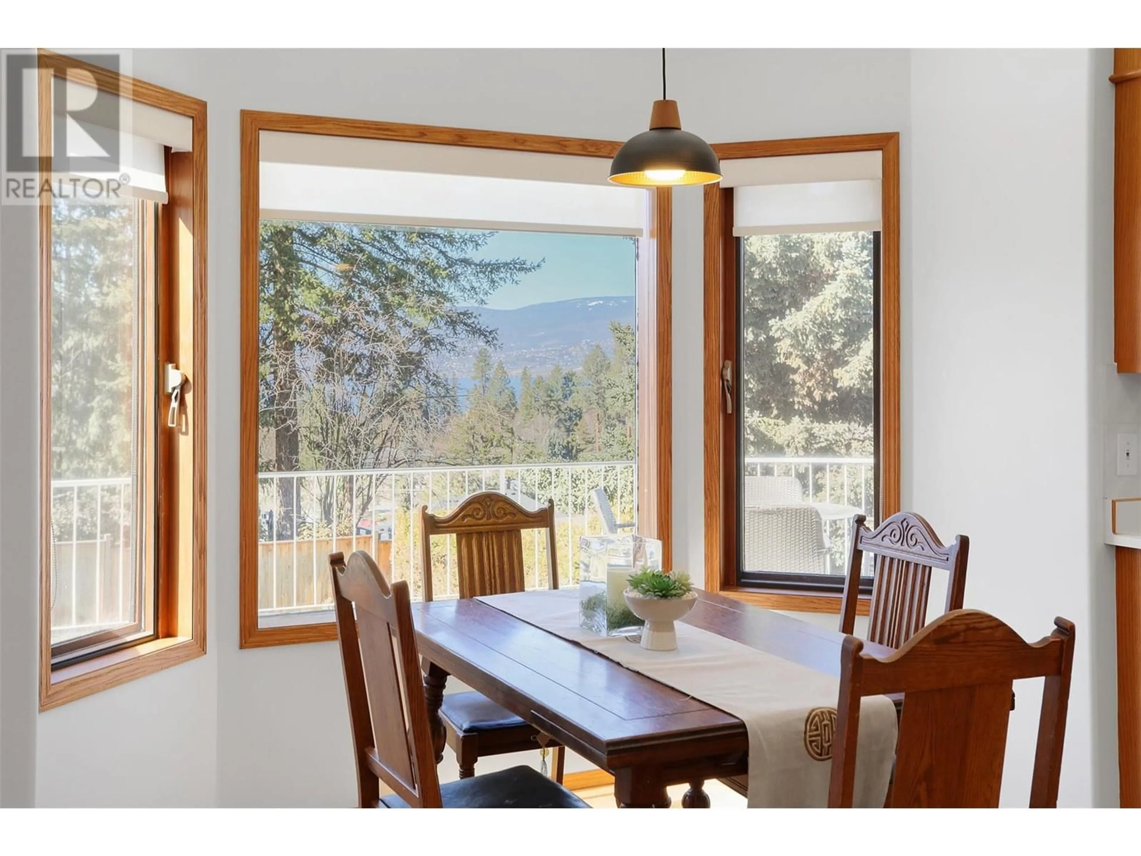 Dining room, wood/laminate floor for 546 Vintage Terrace Road, Kelowna British Columbia V1W2Z8