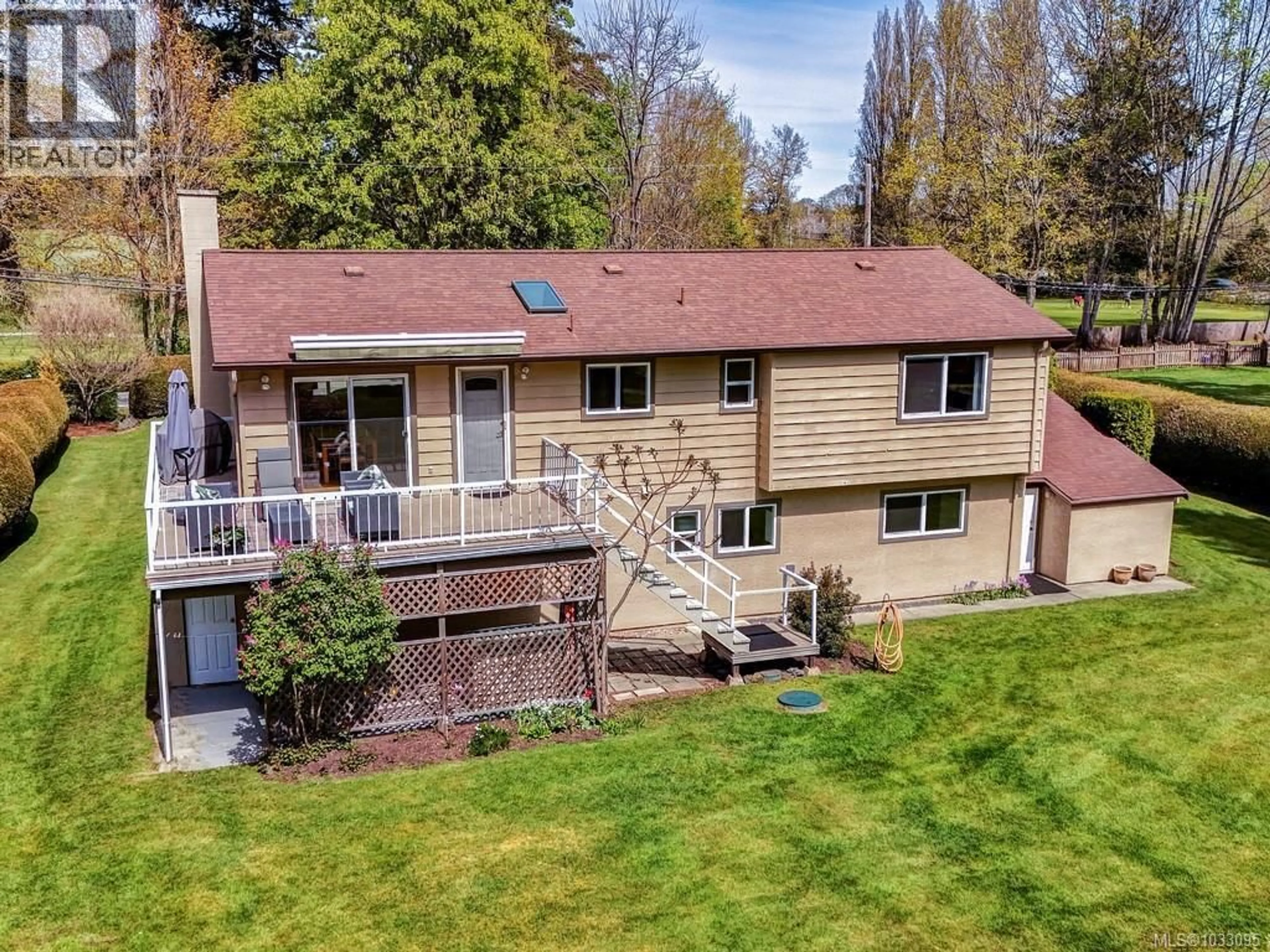 A pic from outside/outdoor area/front of a property/back of a property/a pic from drone, water/lake/river/ocean view for 975 ARDMORE DRIVE, North Saanich British Columbia V8L5G1