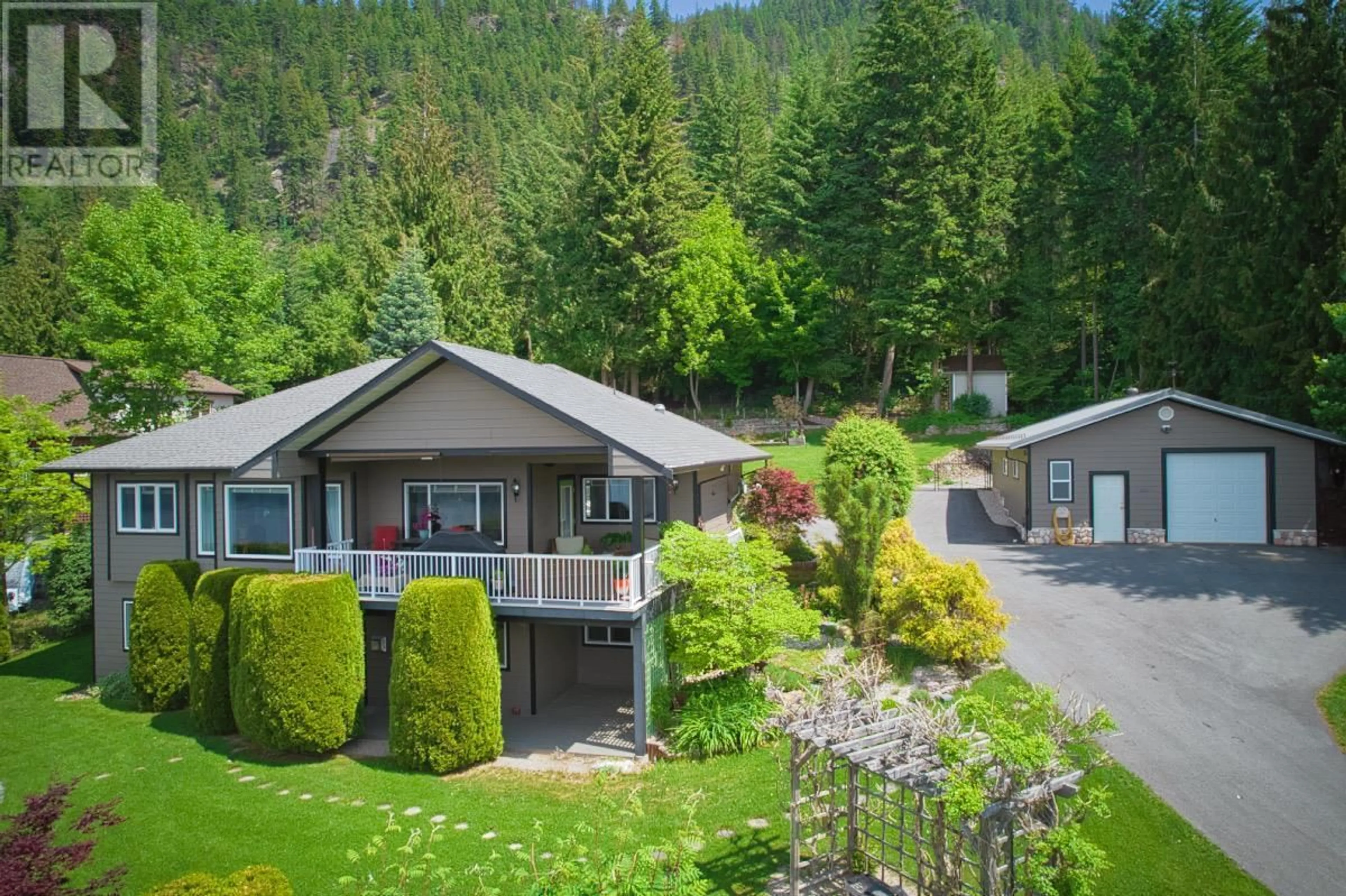 A pic from outside/outdoor area/front of a property/back of a property/a pic from drone, unknown for 3320 Roncastle Road, Blind Bay British Columbia V0E1H1