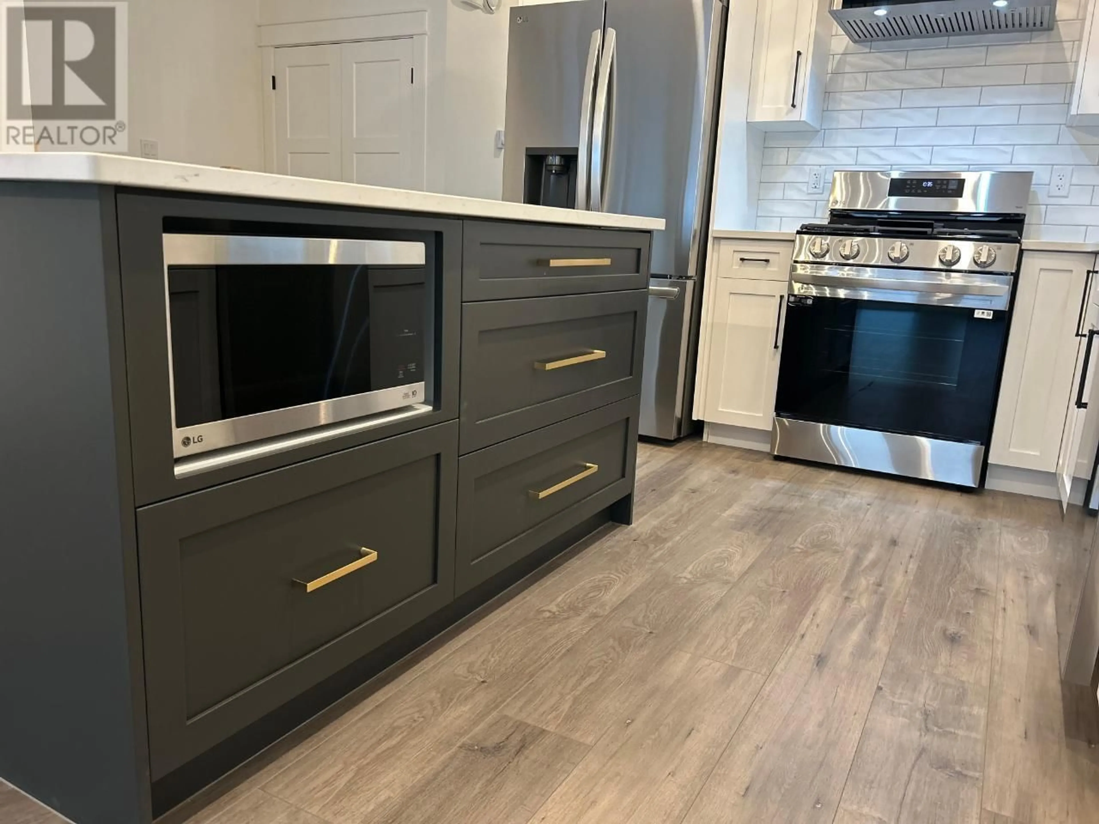 Open concept kitchen, wood/laminate floor for 1367 BURFIELD DRIVE, Sun Peaks British Columbia V0E5N0