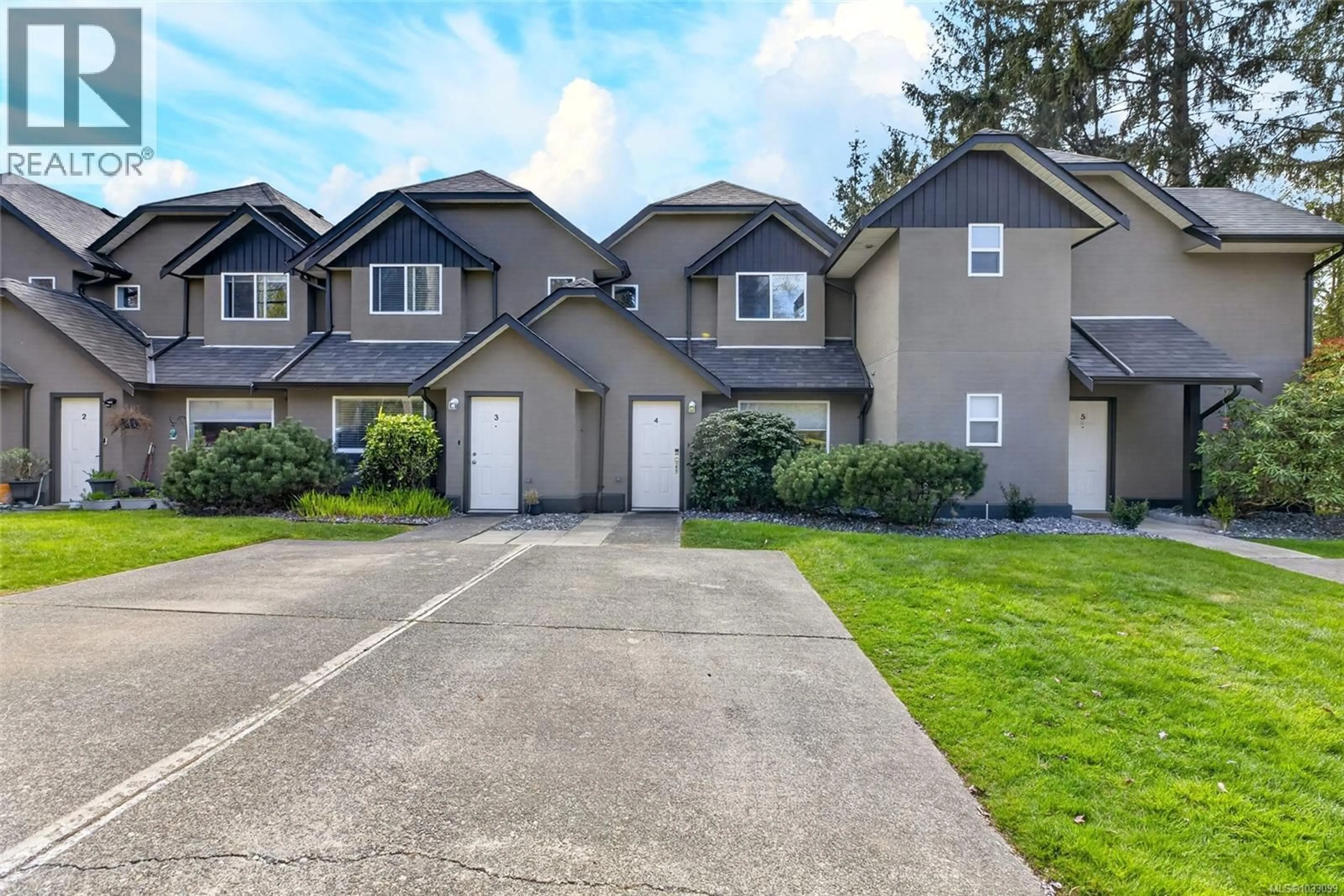 A pic from outside/outdoor area/front of a property/back of a property/a pic from drone, street for 4 - 555 ROCKLAND ROAD, Campbell River British Columbia V9W8B7