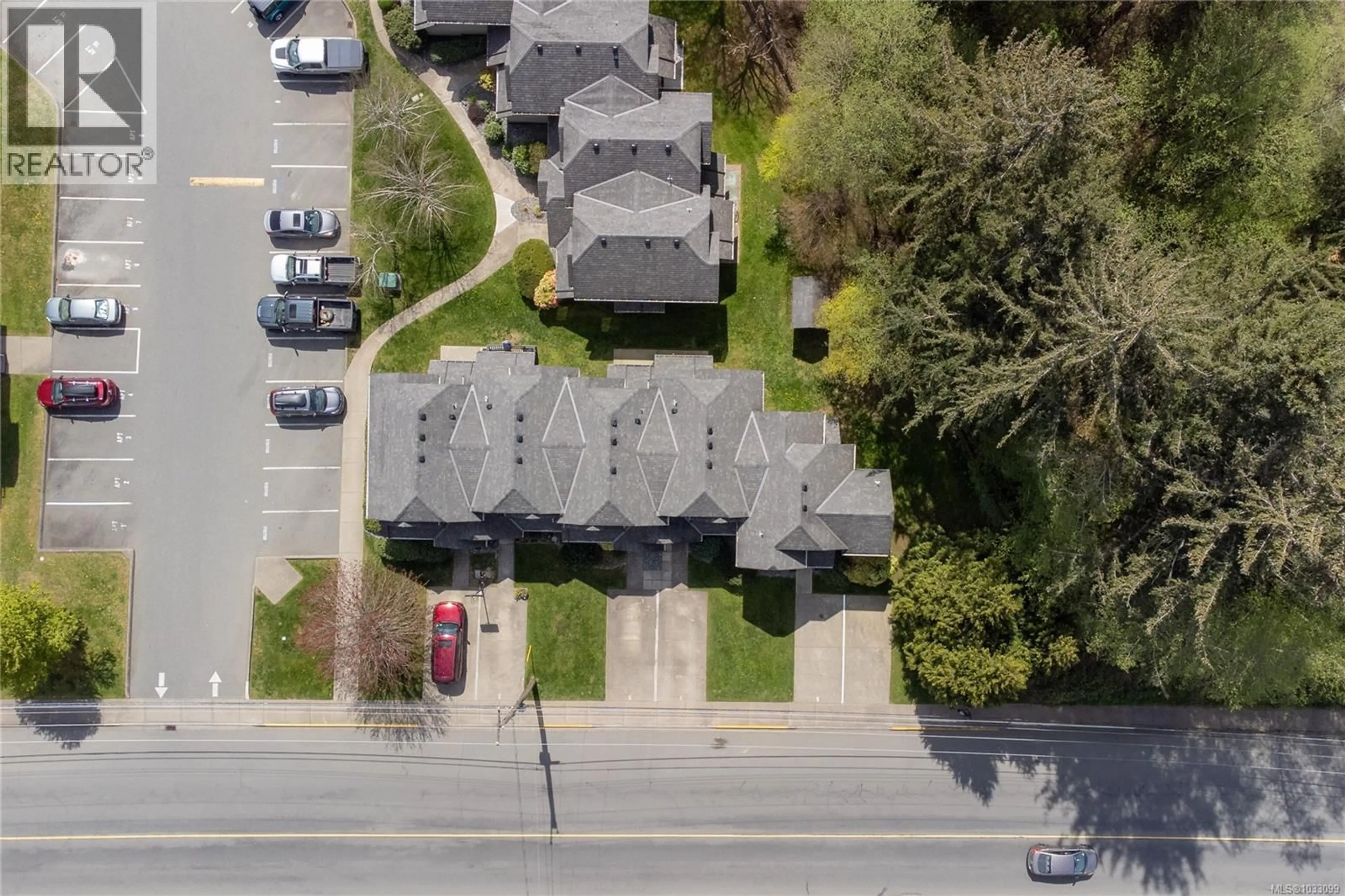 A pic from outside/outdoor area/front of a property/back of a property/a pic from drone, street for 4 - 555 ROCKLAND ROAD, Campbell River British Columbia V9W8B7