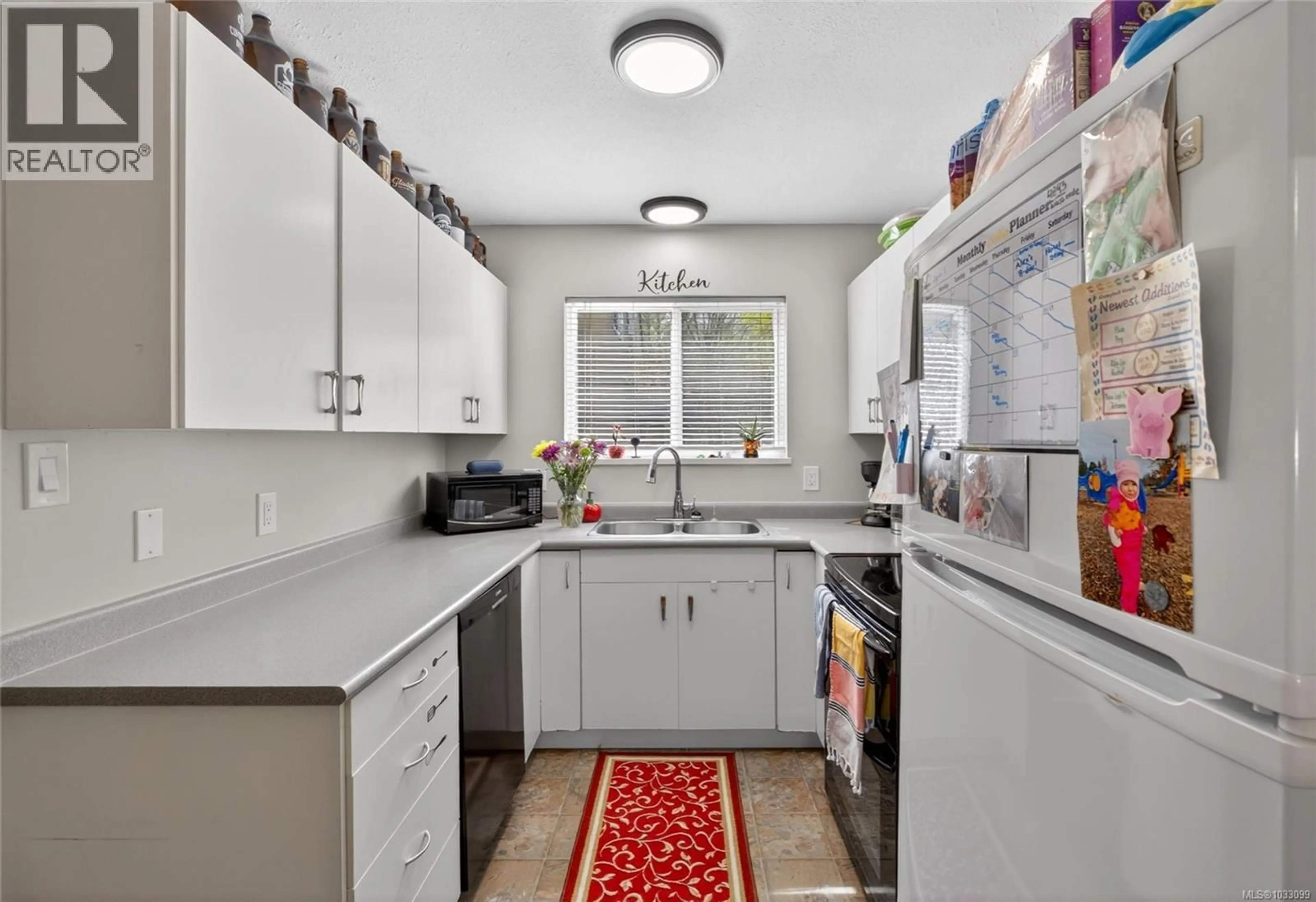 Standard kitchen, ceramic/tile floor for 4 - 555 ROCKLAND ROAD, Campbell River British Columbia V9W8B7