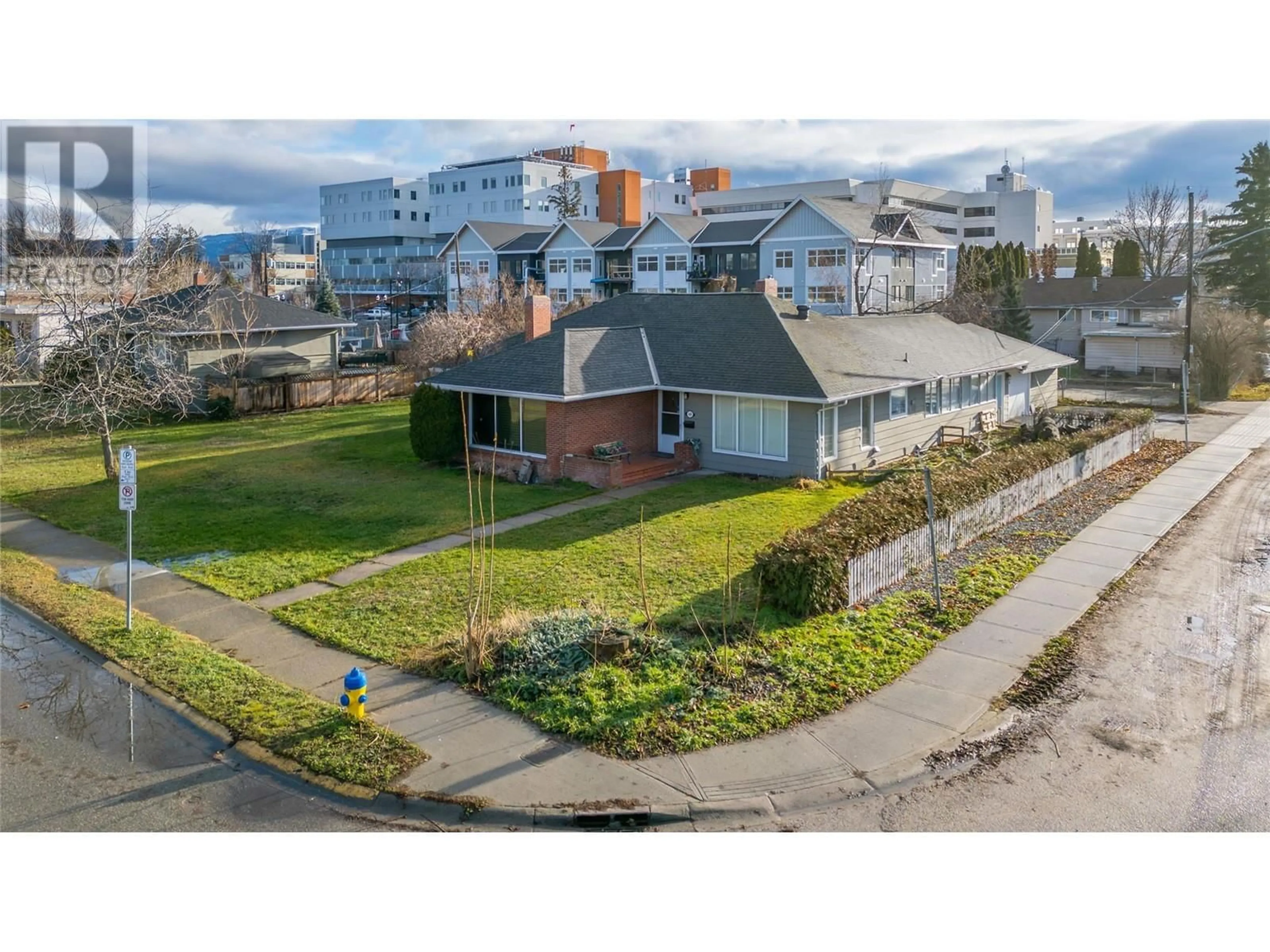 A pic from outside/outdoor area/front of a property/back of a property/a pic from drone, unknown for 409 Glenwood Avenue, Kelowna British Columbia V1Y5L9