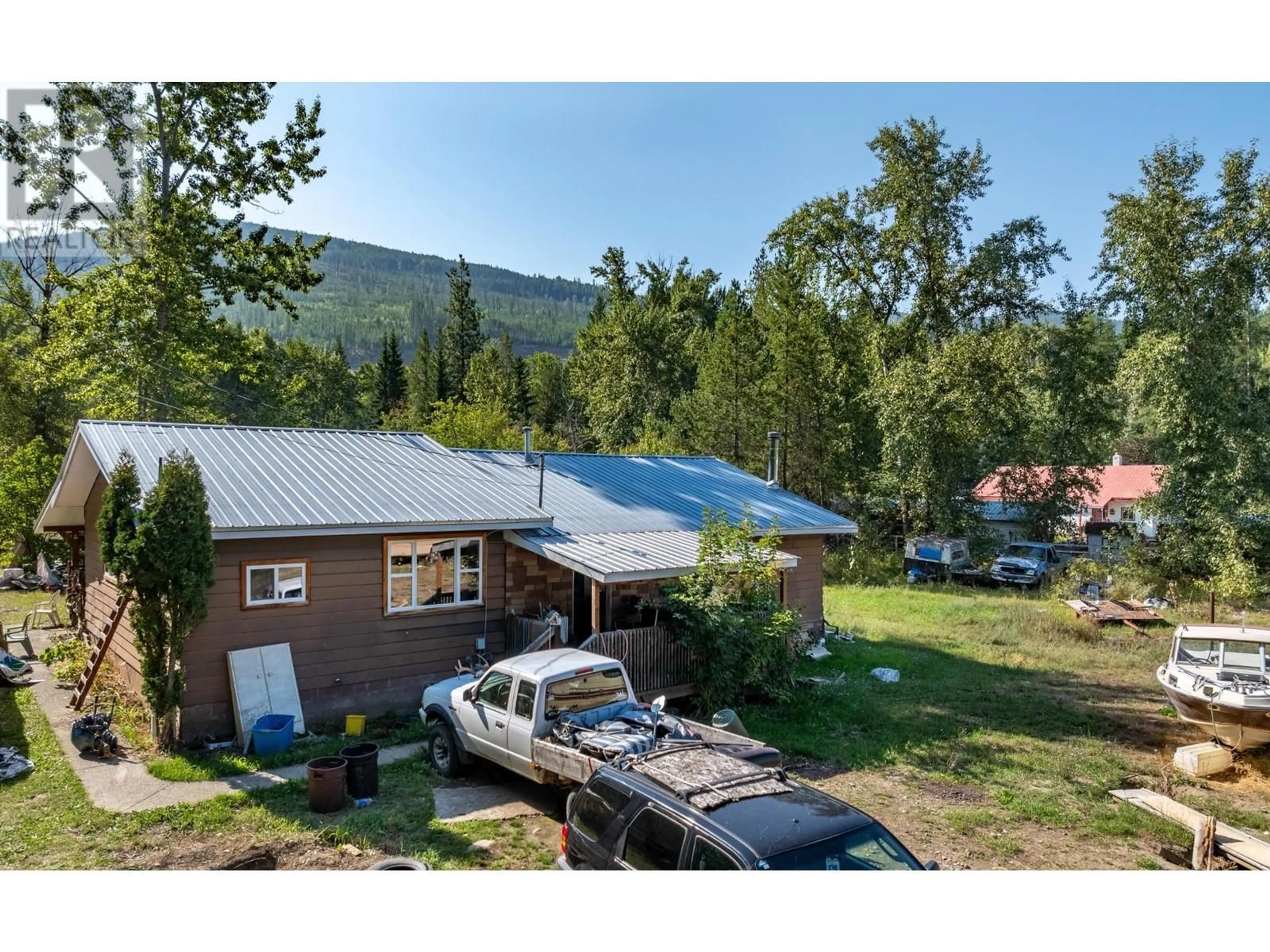 A pic from outside/outdoor area/front of a property/back of a property/a pic from drone, water/lake/river/ocean view for 8927 RIVER Avenue, Yahk British Columbia V0B2P0