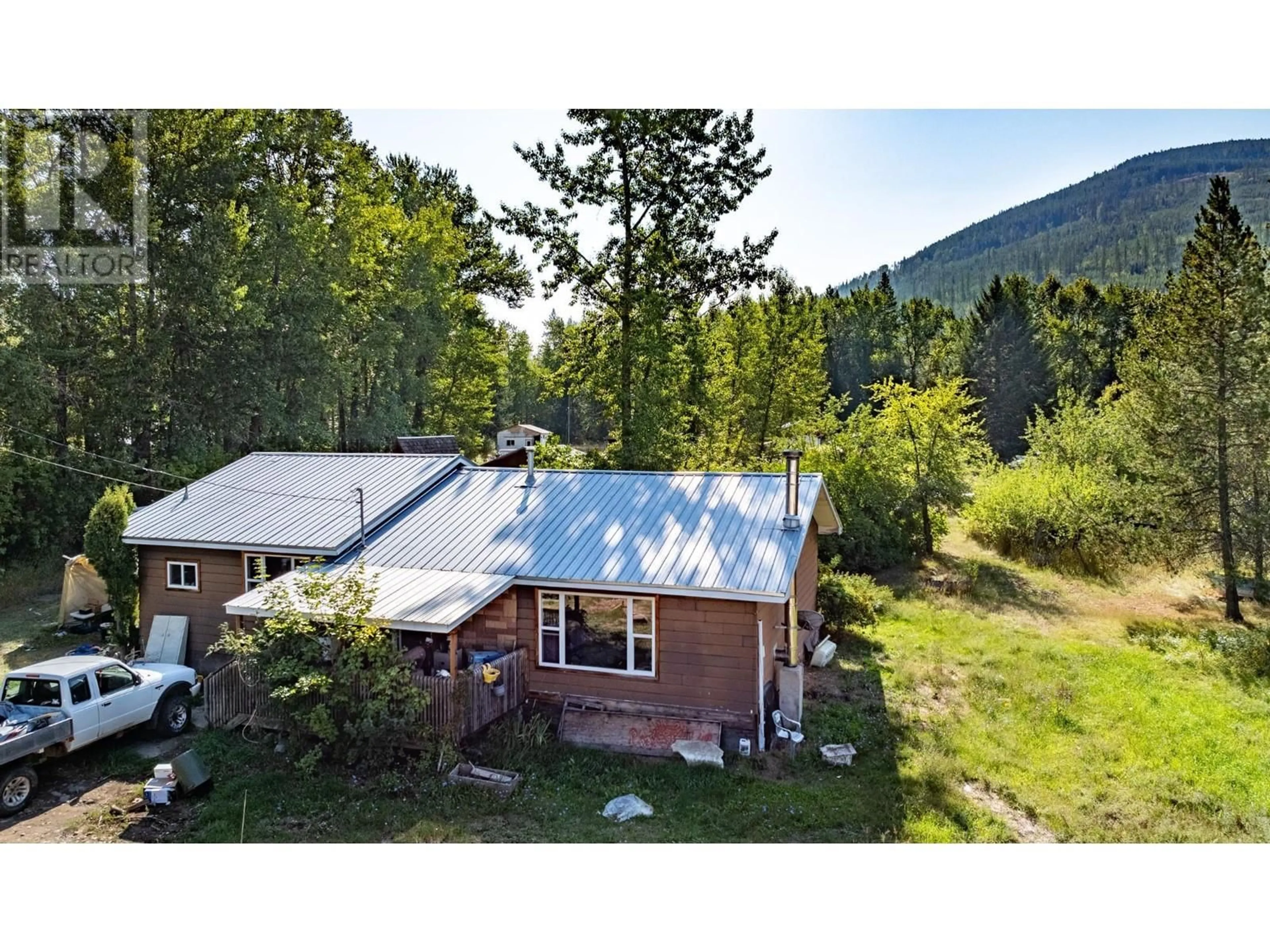 A pic from outside/outdoor area/front of a property/back of a property/a pic from drone, mountain view for 8927 RIVER Avenue, Yahk British Columbia V0B2P0