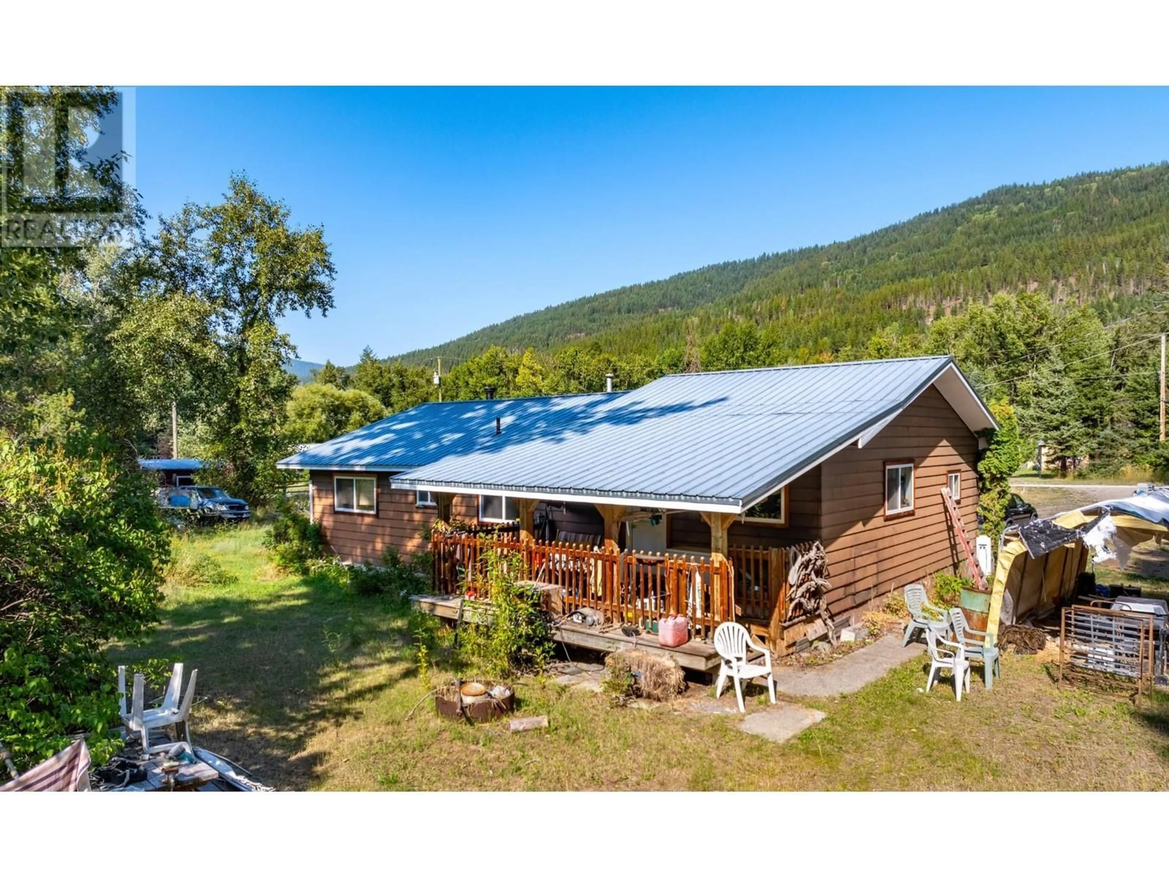 A pic from outside/outdoor area/front of a property/back of a property/a pic from drone, mountain view for 8927 RIVER Avenue, Yahk British Columbia V0B2P0