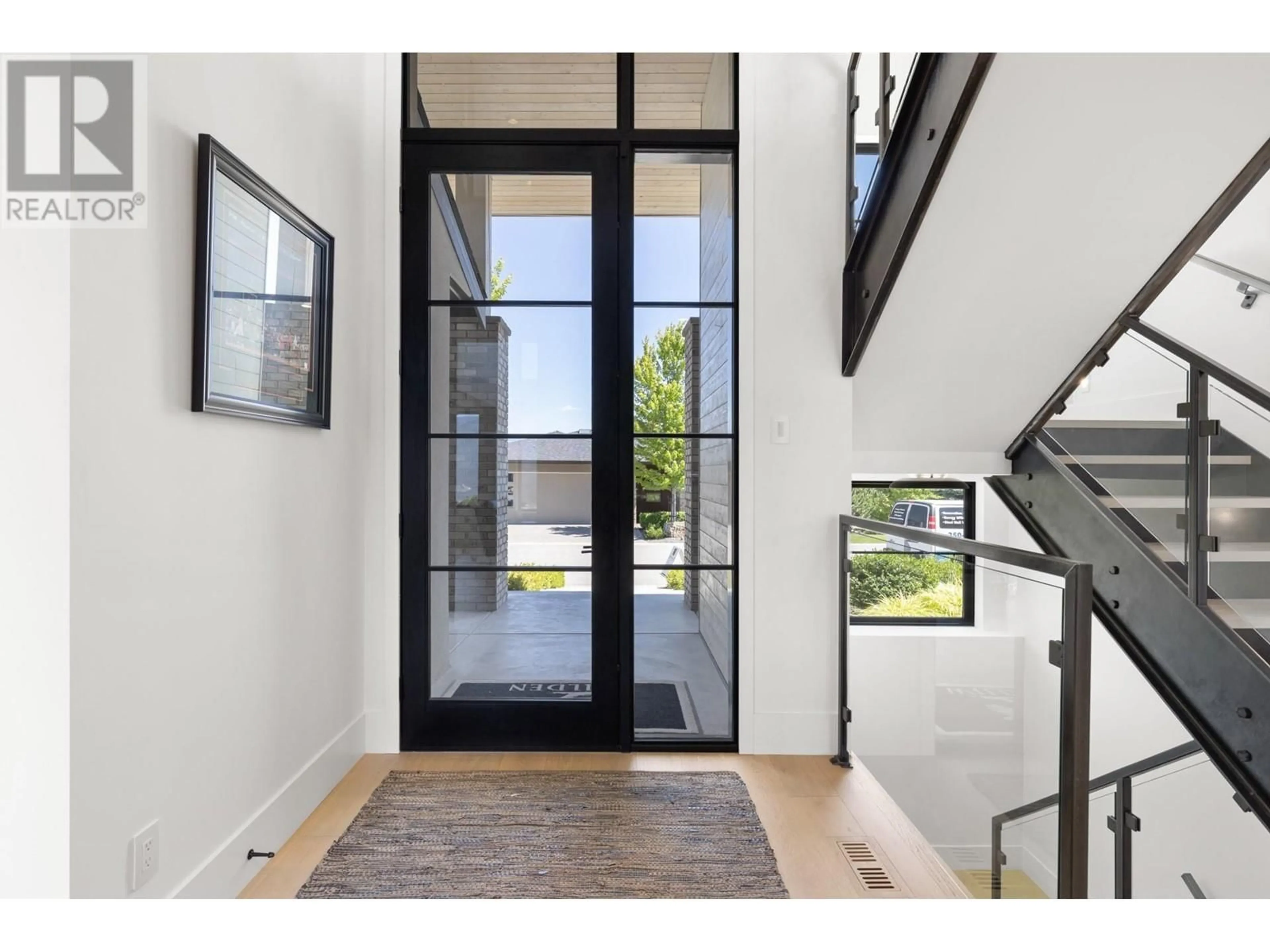 Indoor entryway for 1462 ROCKY POINT DRIVE, Kelowna British Columbia V1V3E3