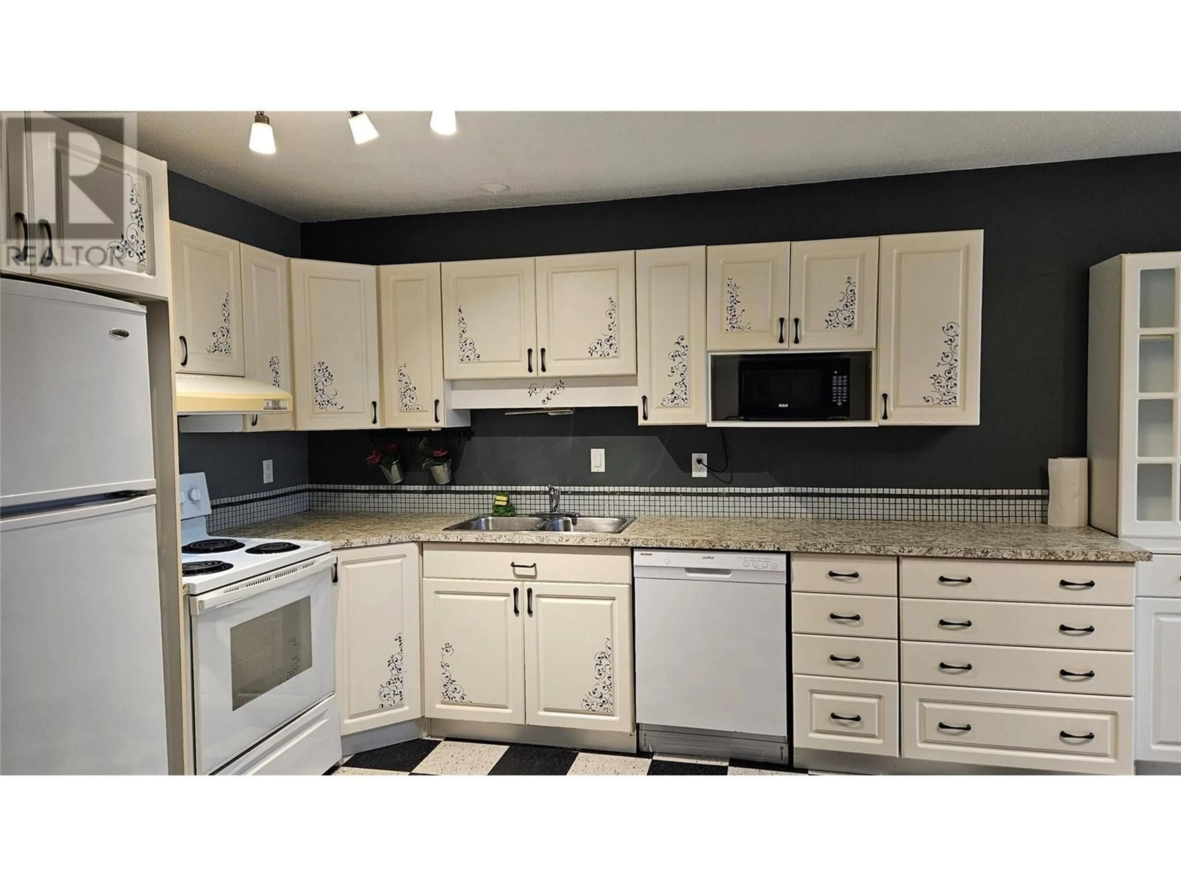 Standard kitchen, unknown for 106 - 286 GREEN AVENUE WEST, Penticton British Columbia V2A3T2