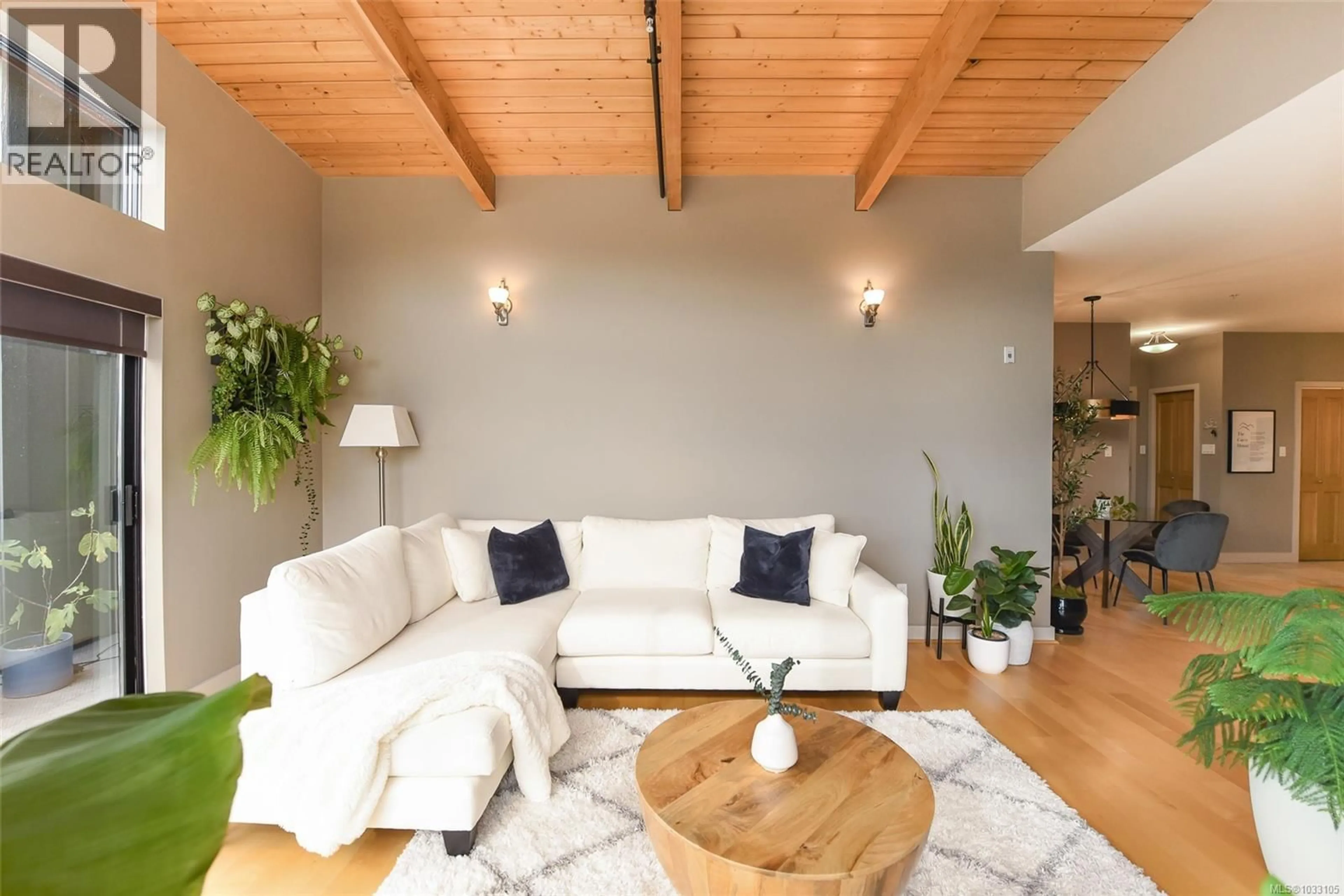 Living room with furniture, wood/laminate floor for 142 - 2300 MANSFIELD DRIVE, Courtenay British Columbia V9N3S3