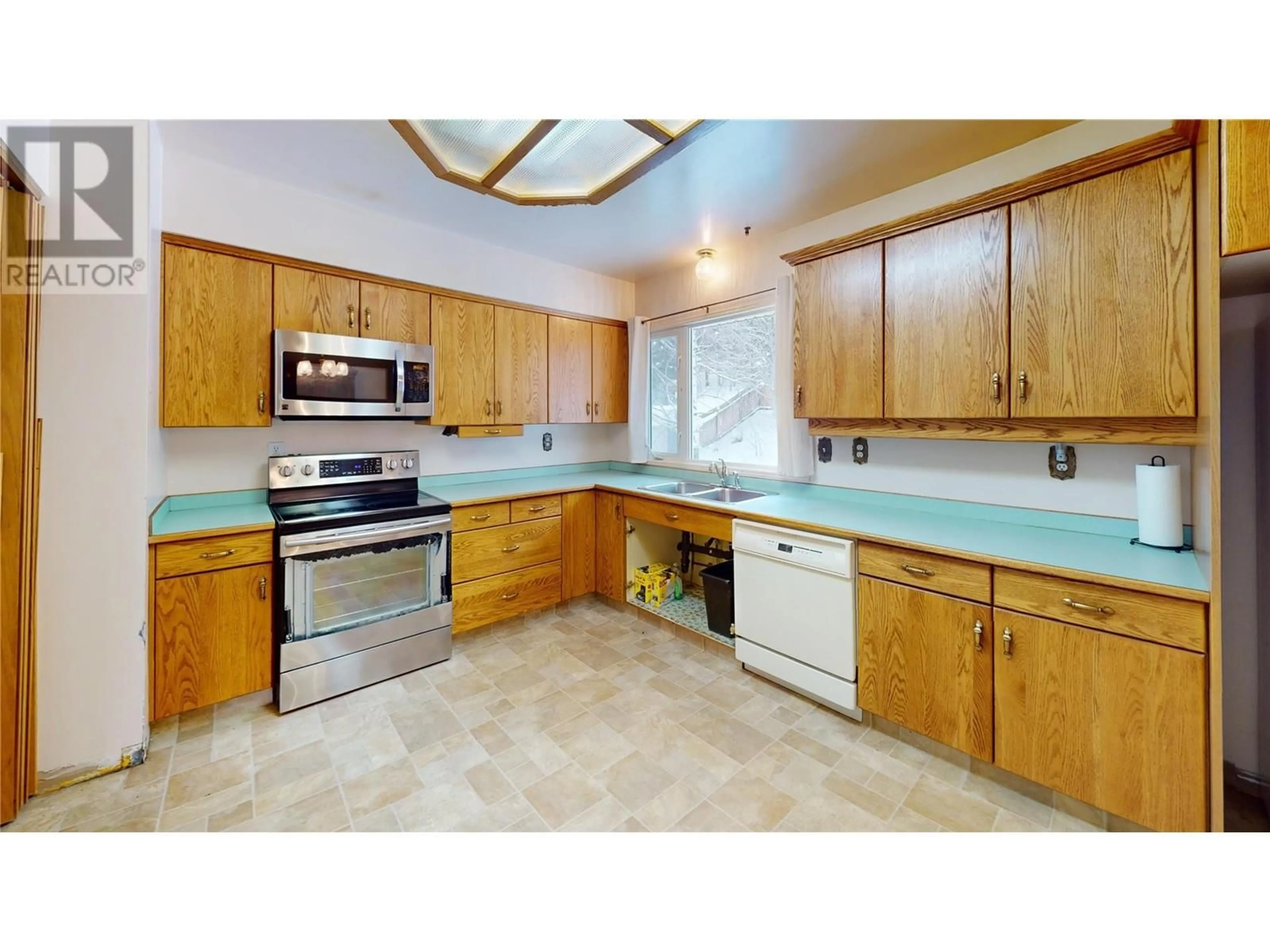 Standard kitchen, ceramic/tile floor for 1303 Alpine Drive, Elkford British Columbia V0B1H0