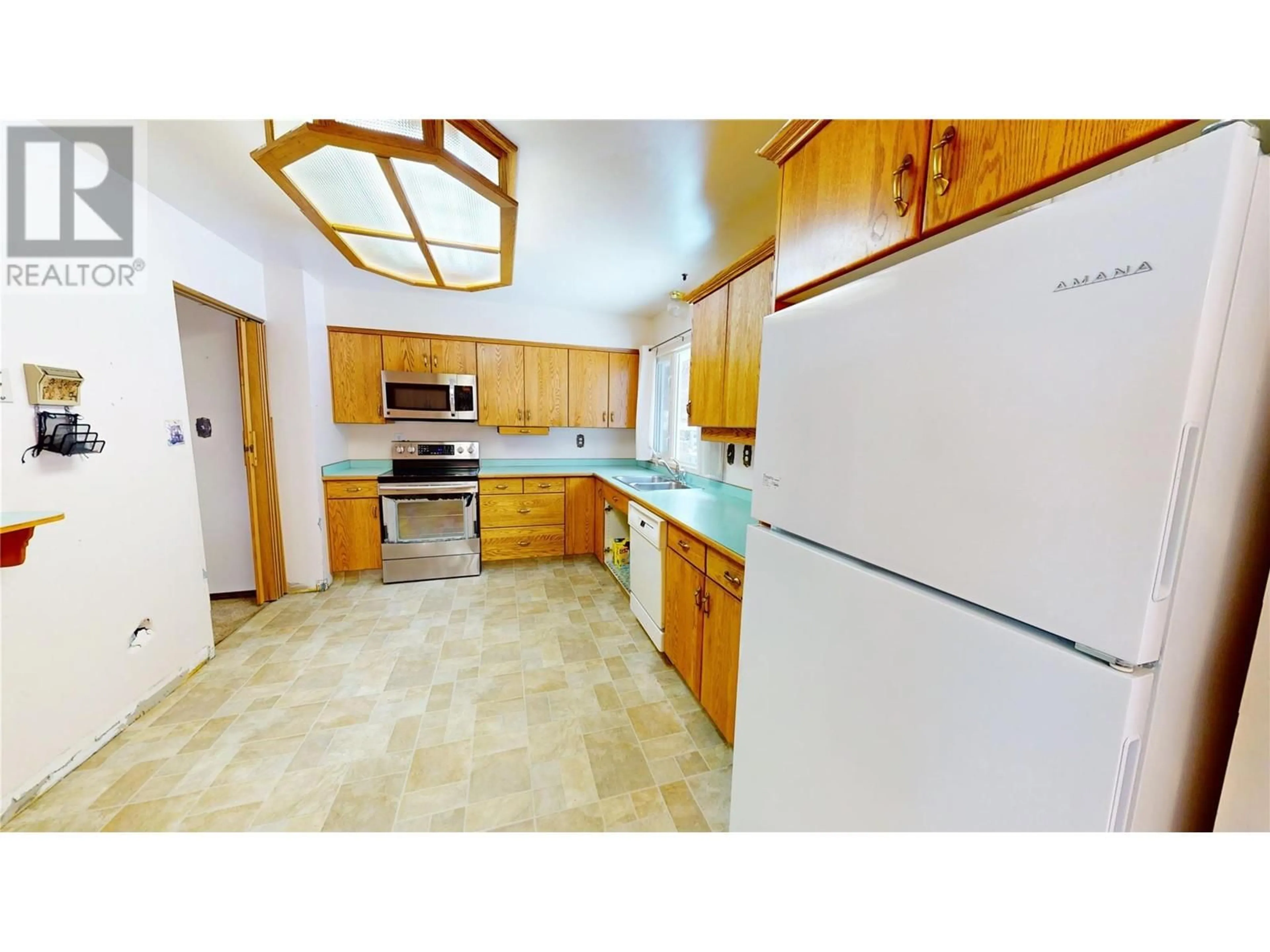 Standard kitchen, ceramic/tile floor for 1303 Alpine Drive, Elkford British Columbia V0B1H0