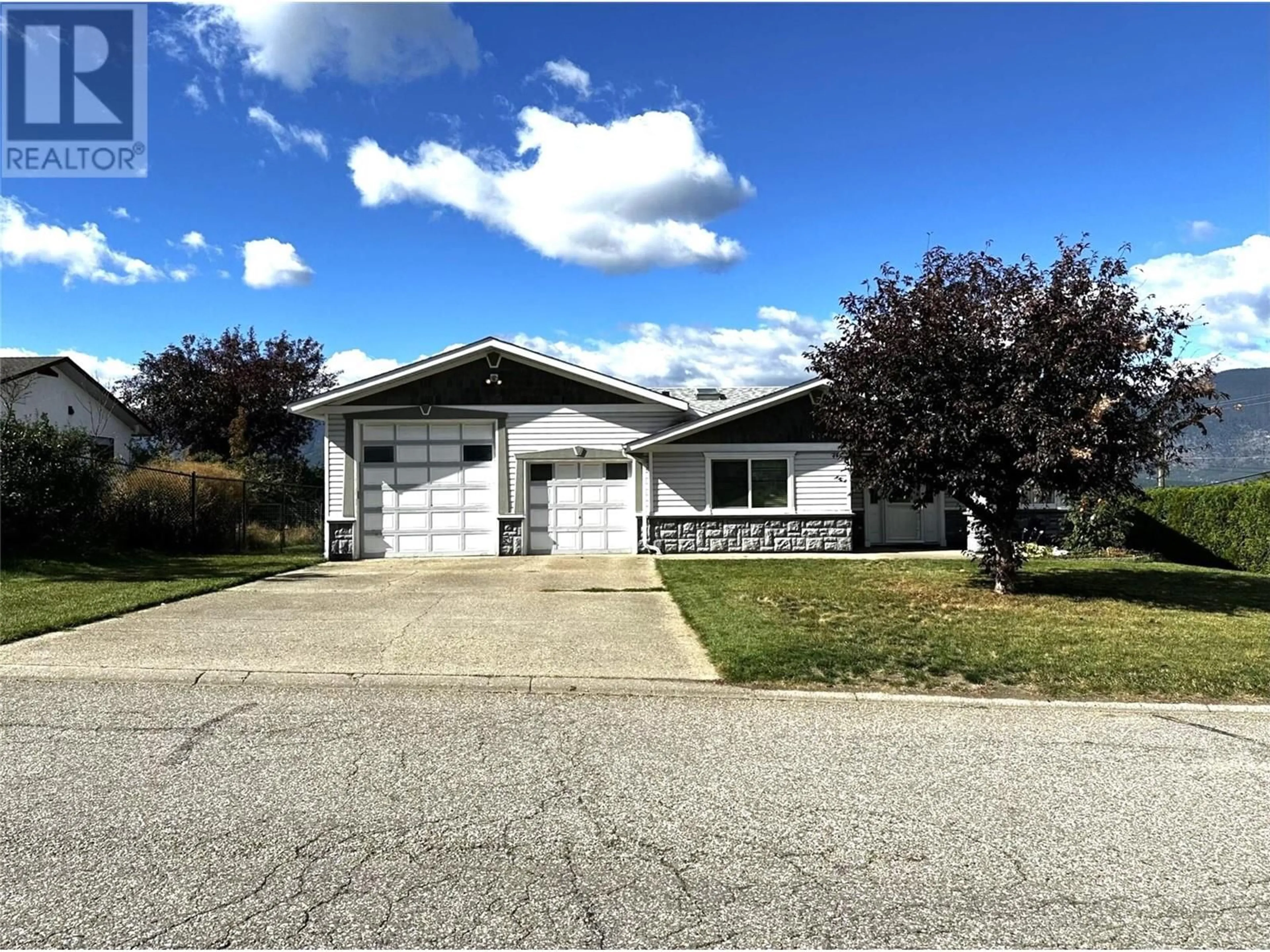 Home with vinyl exterior material, street for 31 23 Street SE, Salmon Arm British Columbia V1E1K1