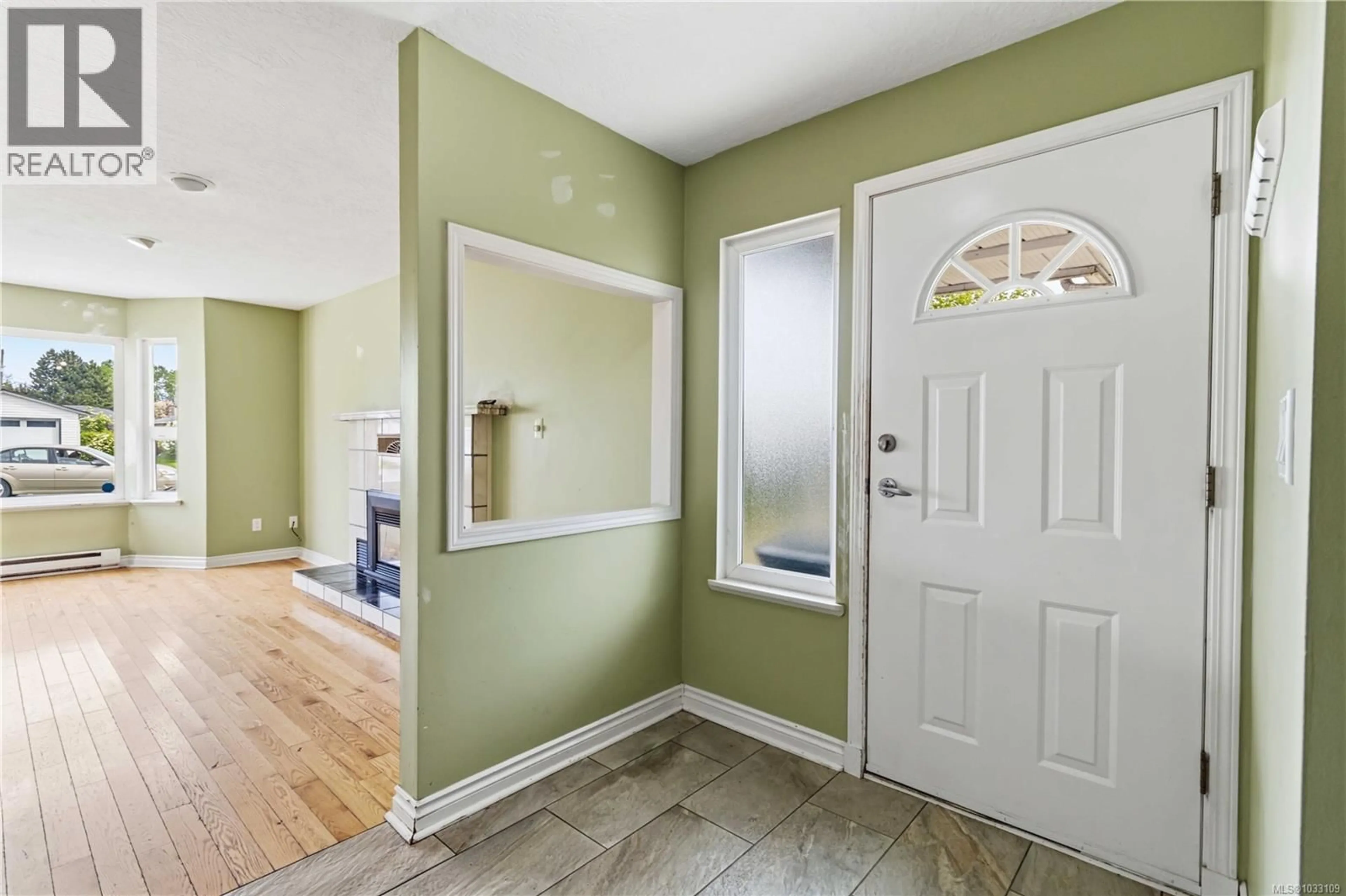 Indoor entryway for 2153 JAHN PLACE, Sidney British Columbia V8L5C1