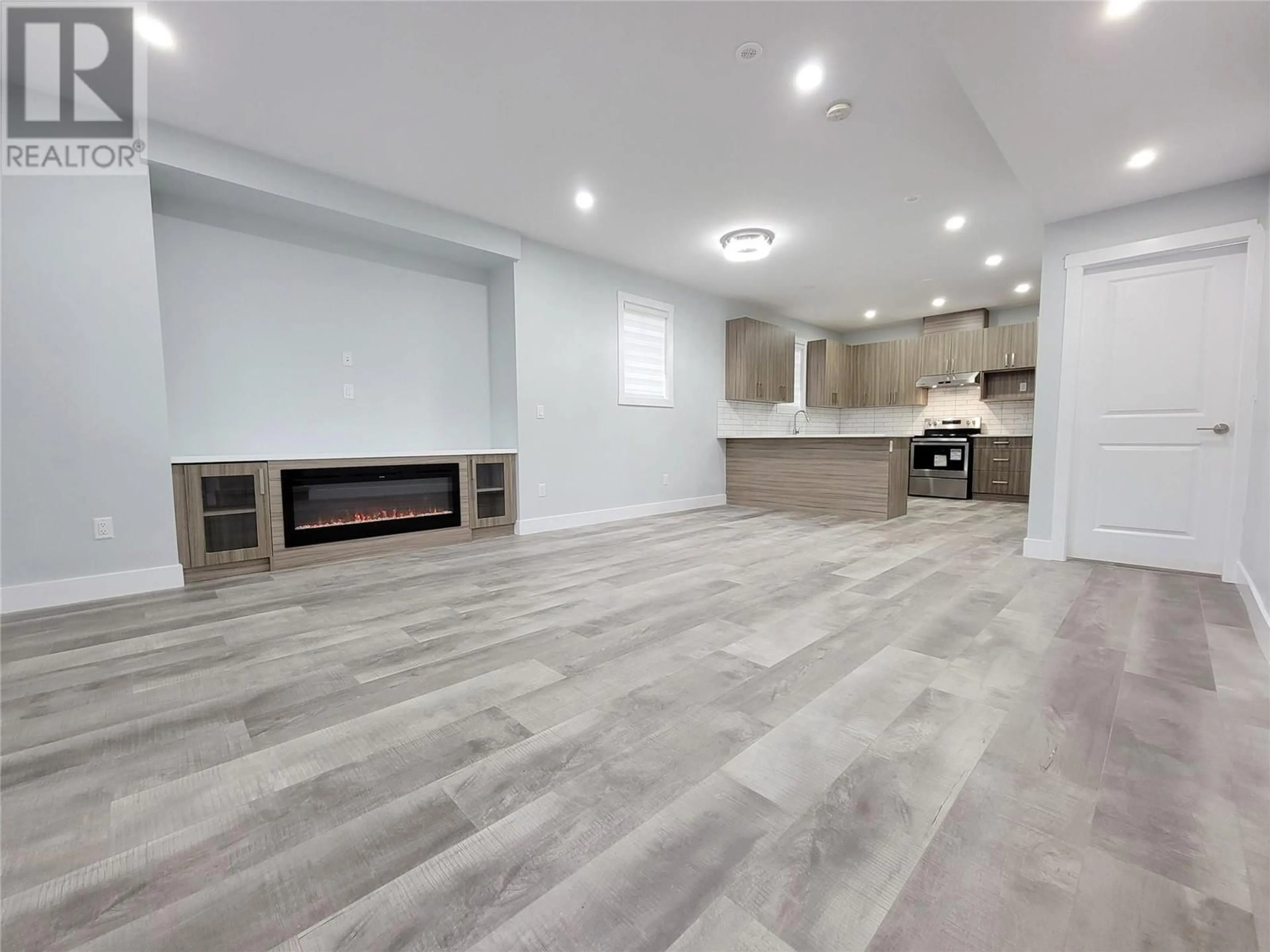 Open concept kitchen, ceramic/tile floor for 1046 Martin Avenue Unit# 3, Kelowna British Columbia V1Y6V5