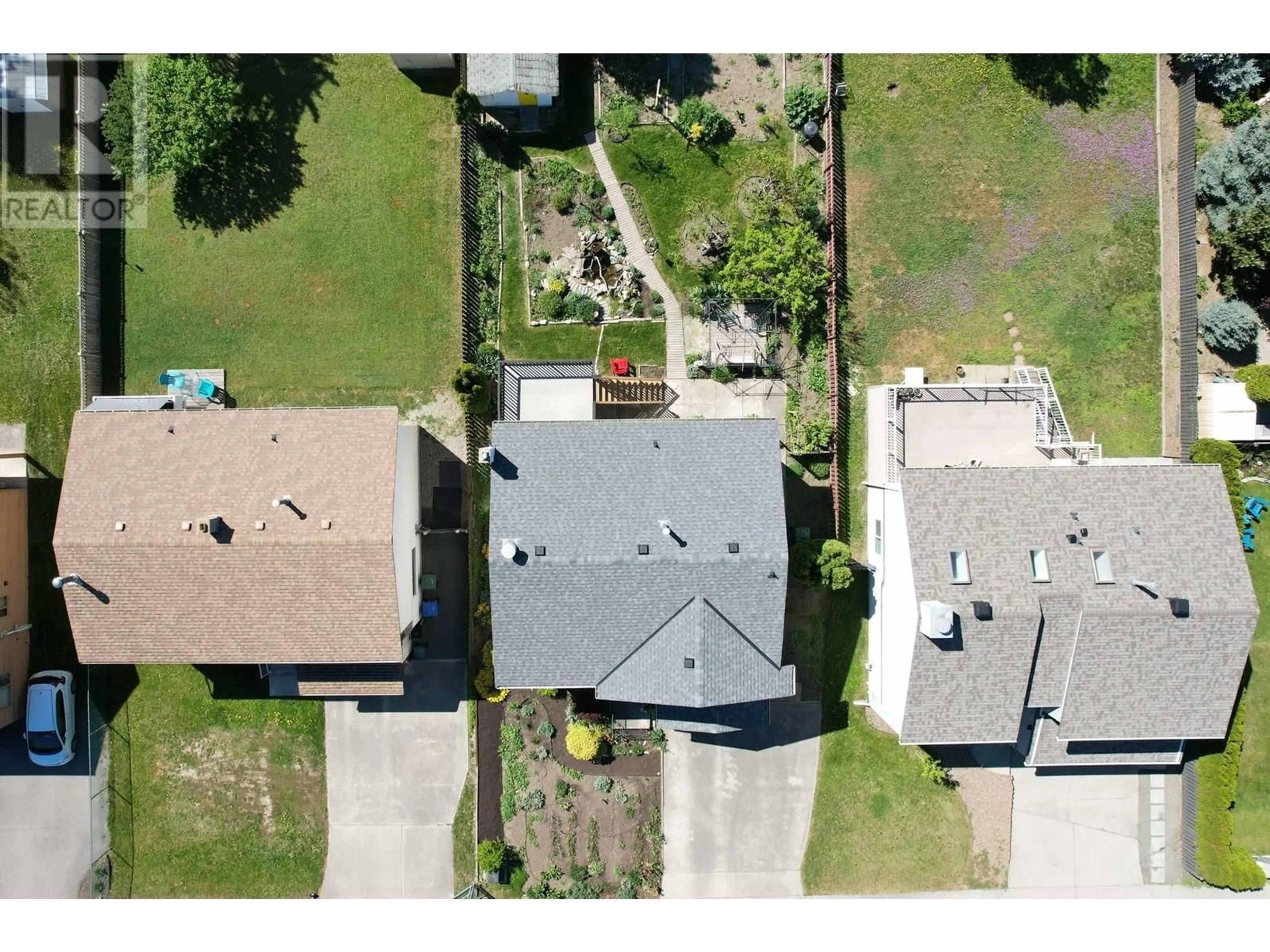 A pic from outside/outdoor area/front of a property/back of a property/a pic from drone, street for 1347 SPRINGFIELD ROAD, Kelowna British Columbia V1Y5V2
