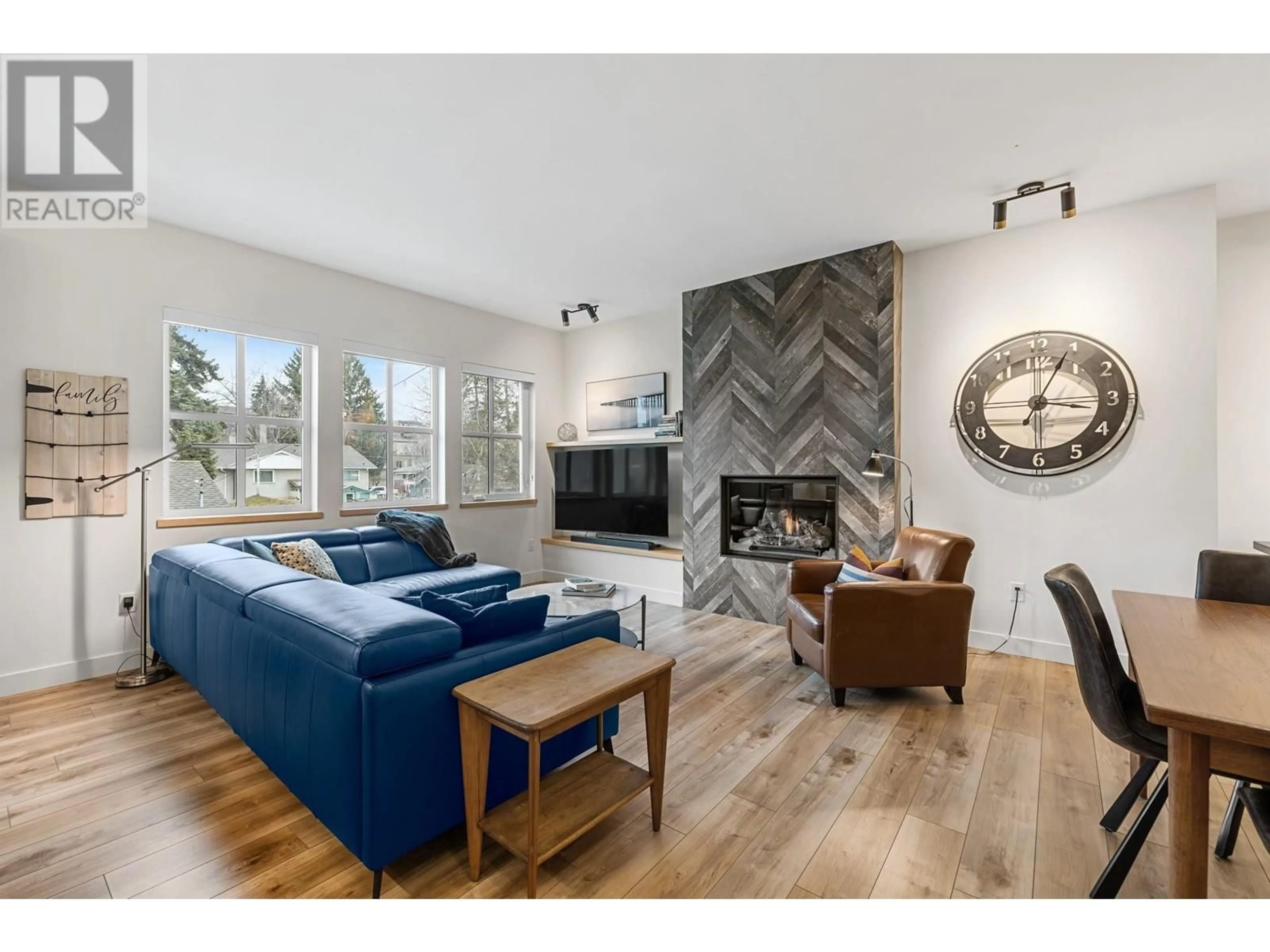 Living room with furniture, wood/laminate floor for 1053 Martin Avenue Unit# 2, Kelowna British Columbia V1Y6V6