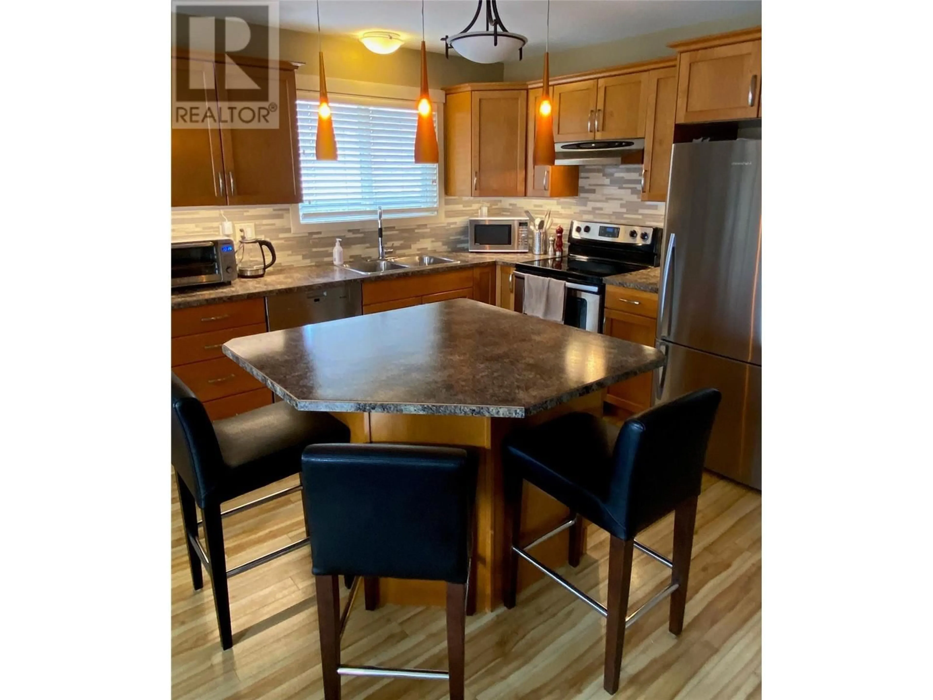 Open concept kitchen, wood/laminate floor for 800 FULLER AVENUE, Kelowna British Columbia V1Y6X3