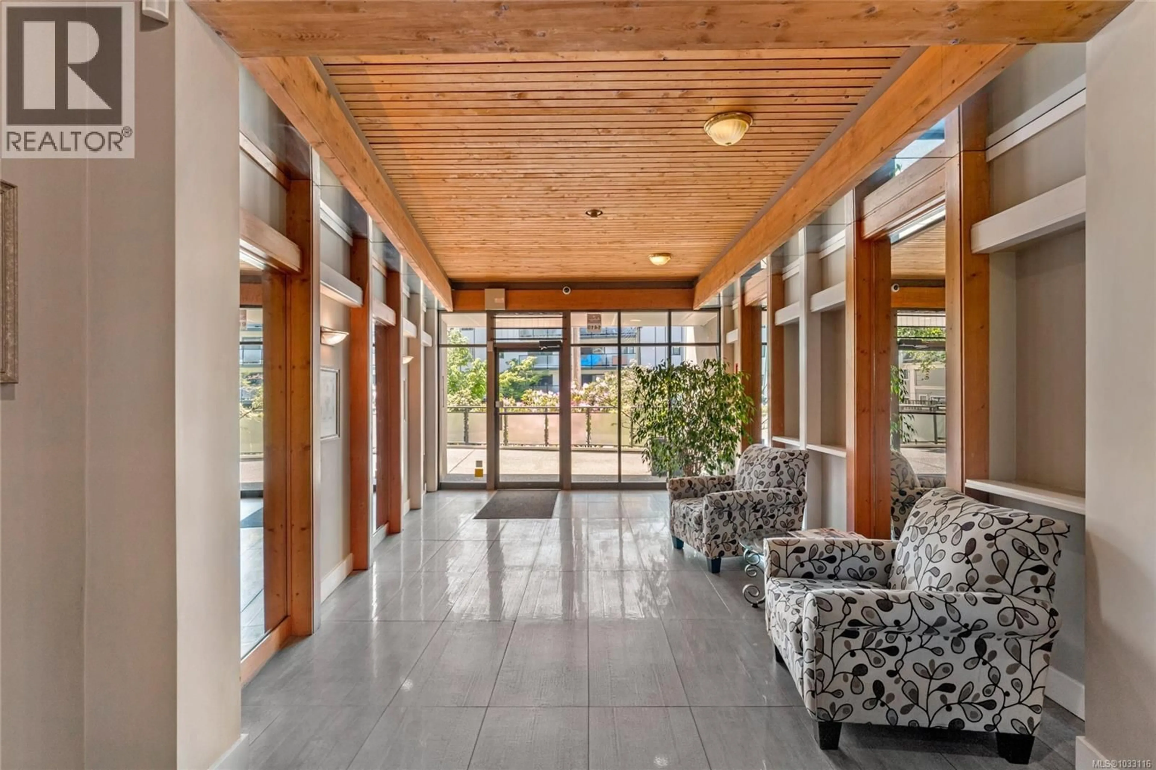 Indoor foyer for 205 - 1419 STADACONA AVENUE, Victoria British Columbia V8S5J3