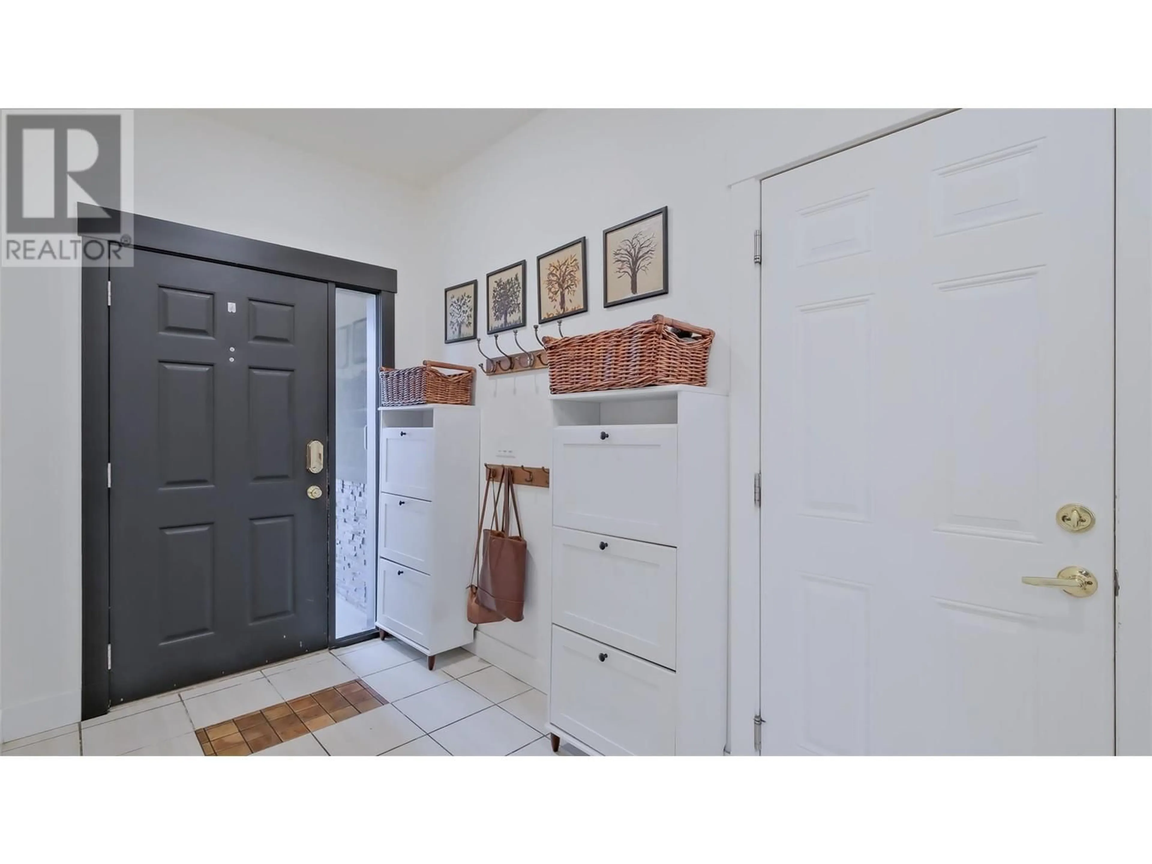 Indoor entryway for 1818 Bowes Street, Kelowna British Columbia V1Y0B3