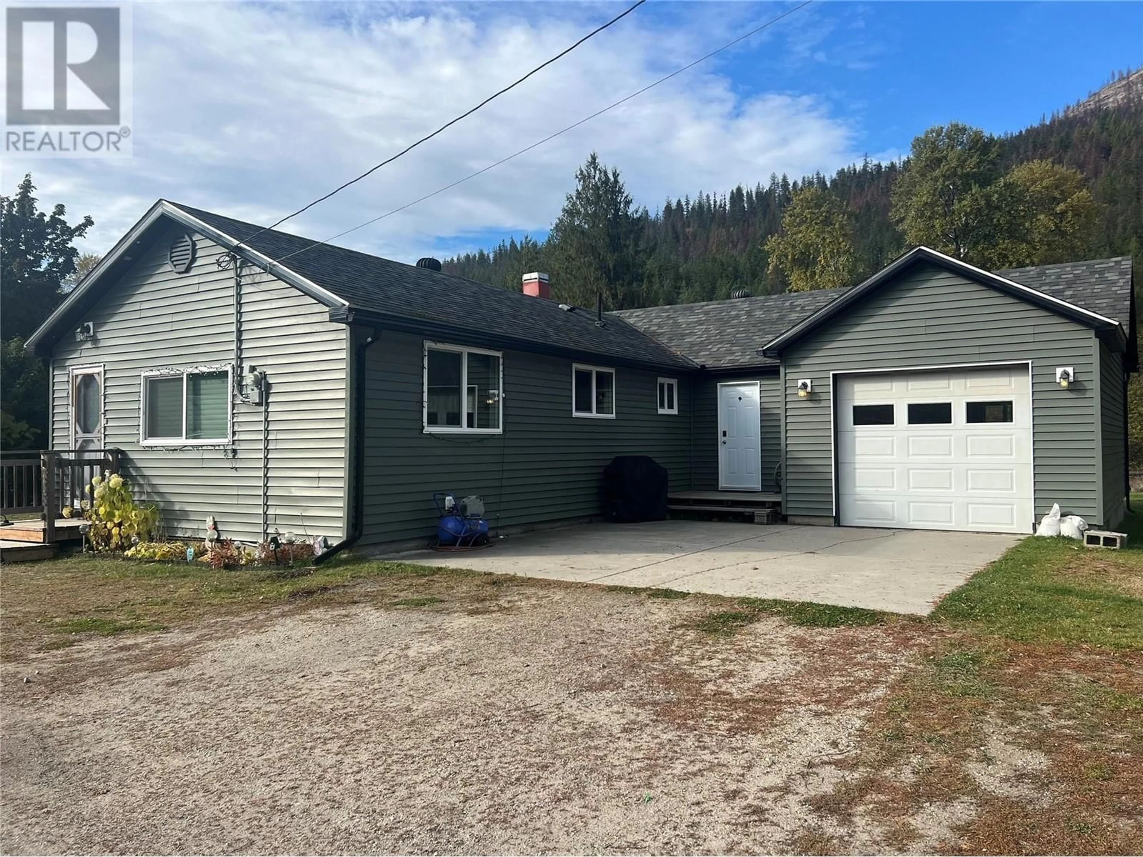 Home with vinyl exterior material, street for 515 Main Street, Slocan British Columbia V0G2C0