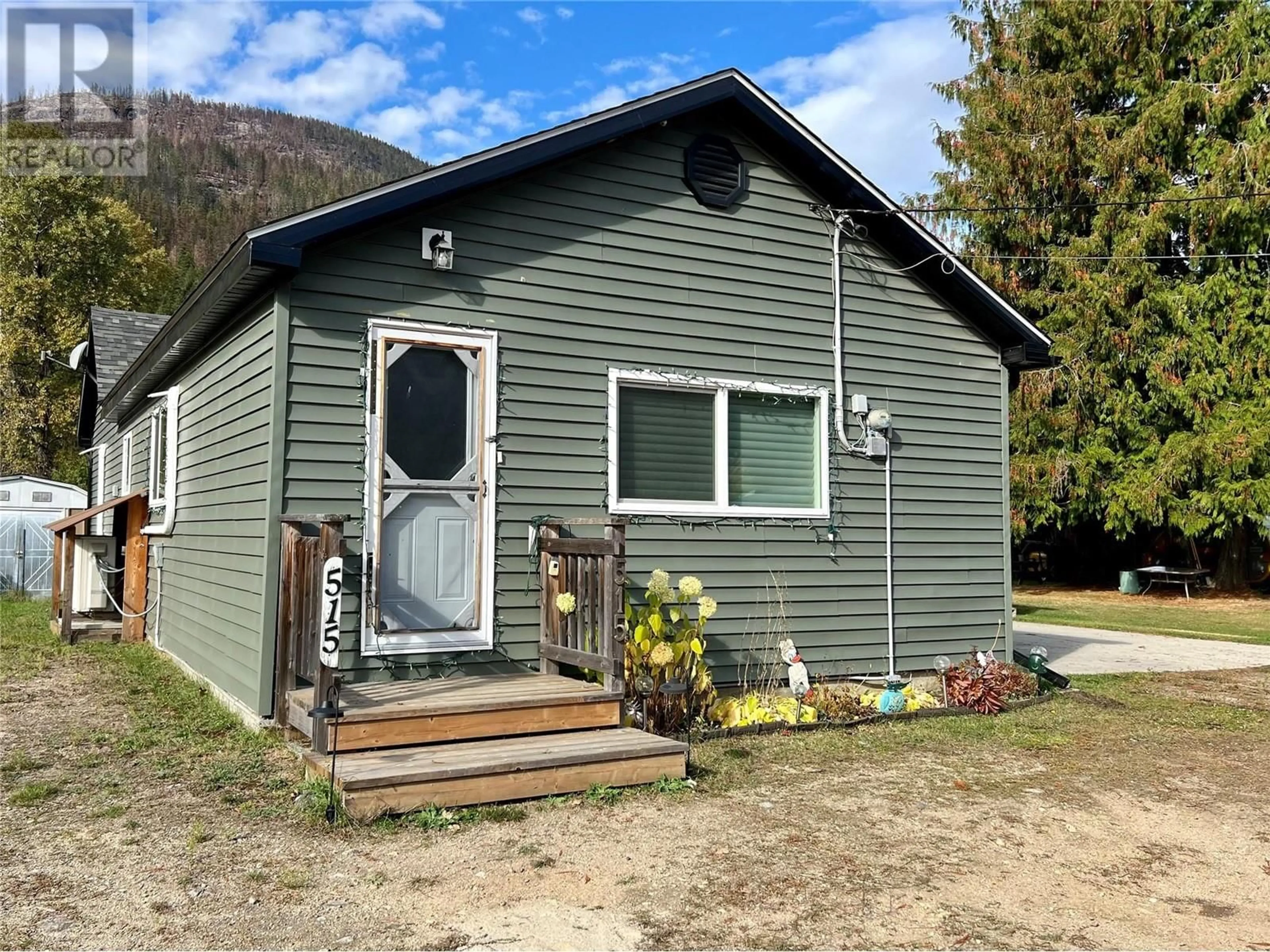 Home with vinyl exterior material, unknown for 515 Main Street, Slocan British Columbia V0G2C0