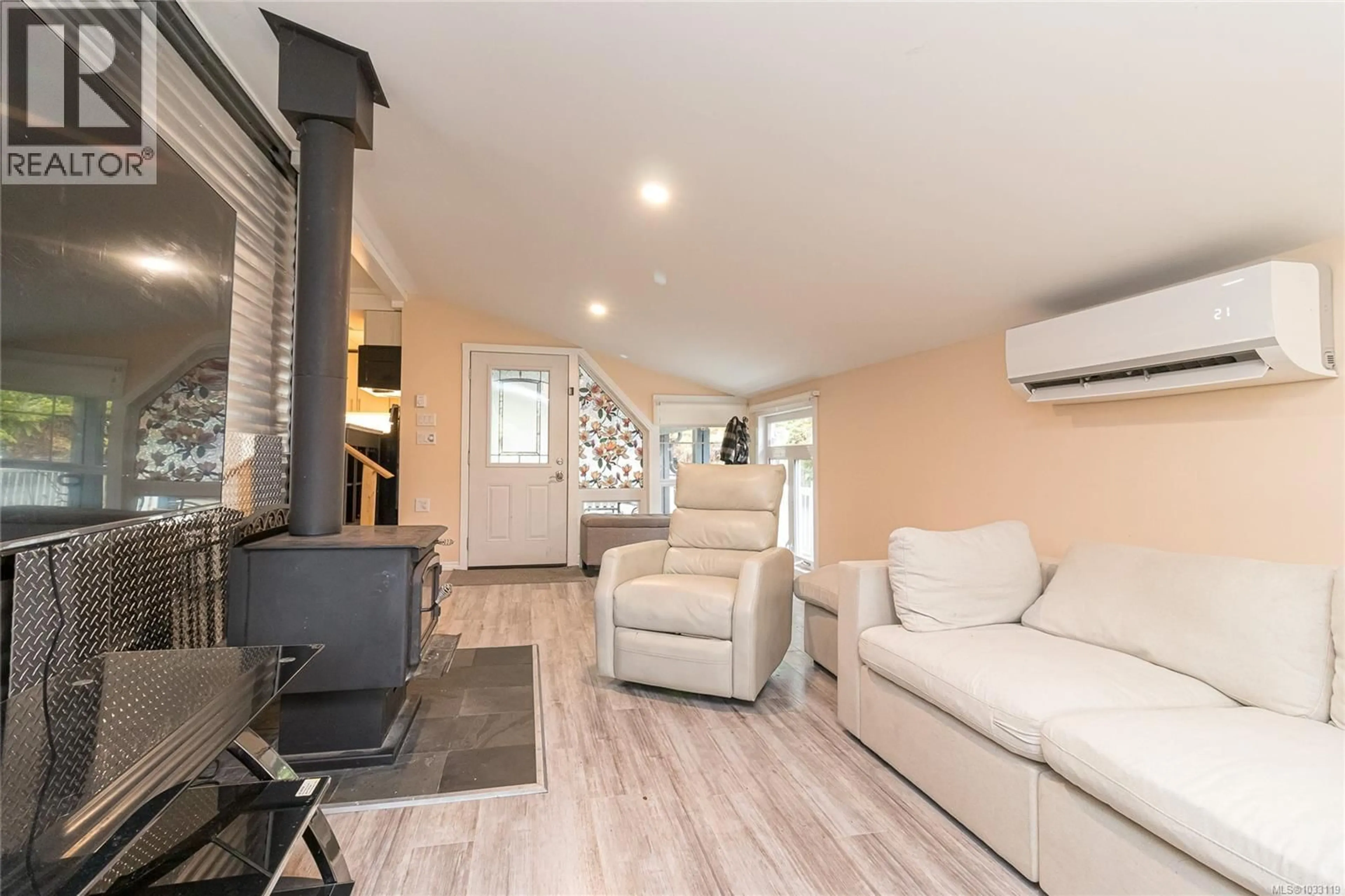 Living room with furniture, unknown for 33C - 1120 SHAWNIGAN-MILL BAY ROAD, Mill Bay British Columbia V0R2P2