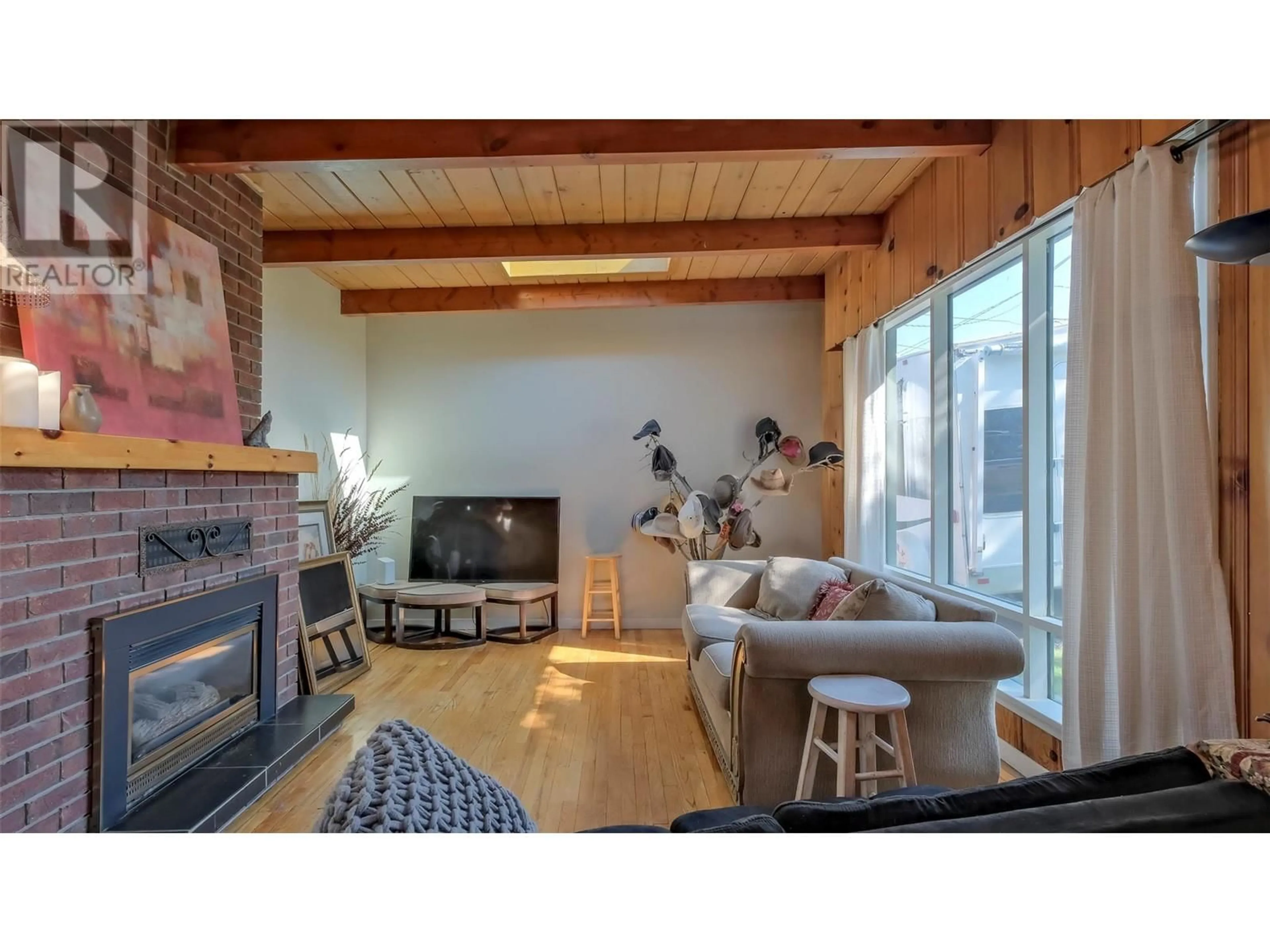 Living room with furniture, wood/laminate floor for 701 ROSS Avenue, Penticton British Columbia V2A3A5