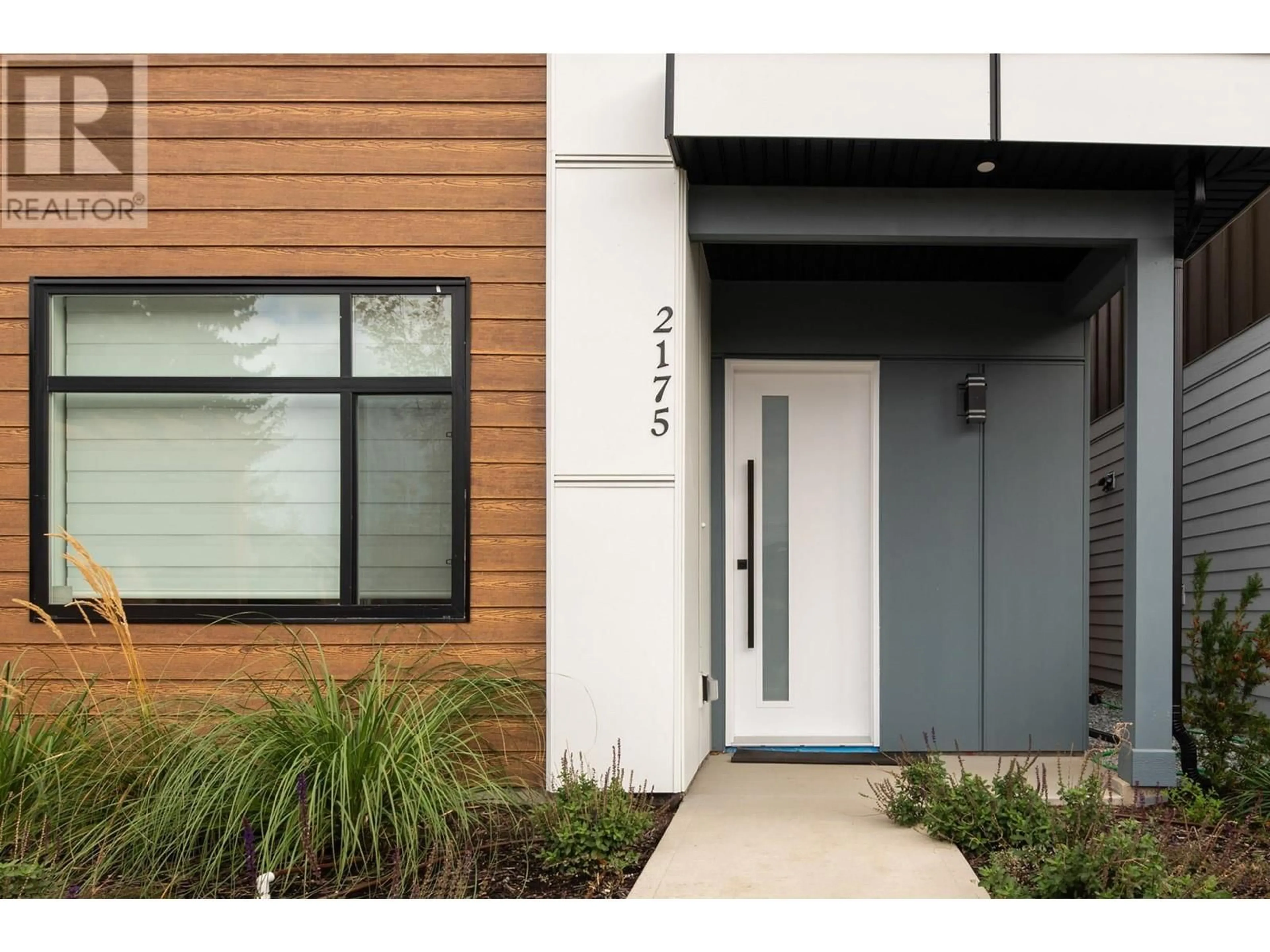 Indoor entryway for 2175 Aberdeen Street, Kelowna British Columbia V1Y2T3