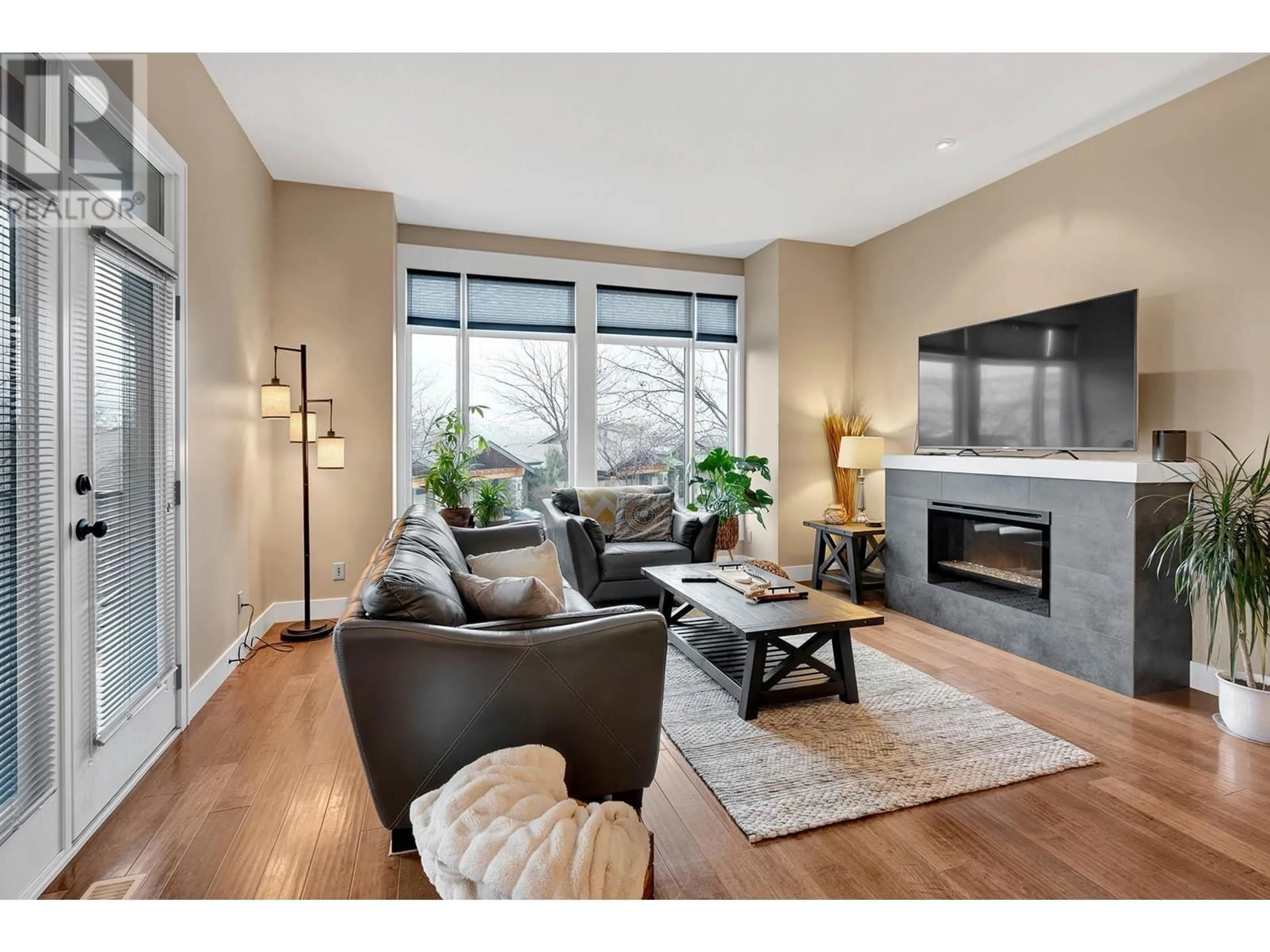 Living room with furniture, wood/laminate floor for 1512 Golf Ridge Drive, Kamloops British Columbia V2H0A5