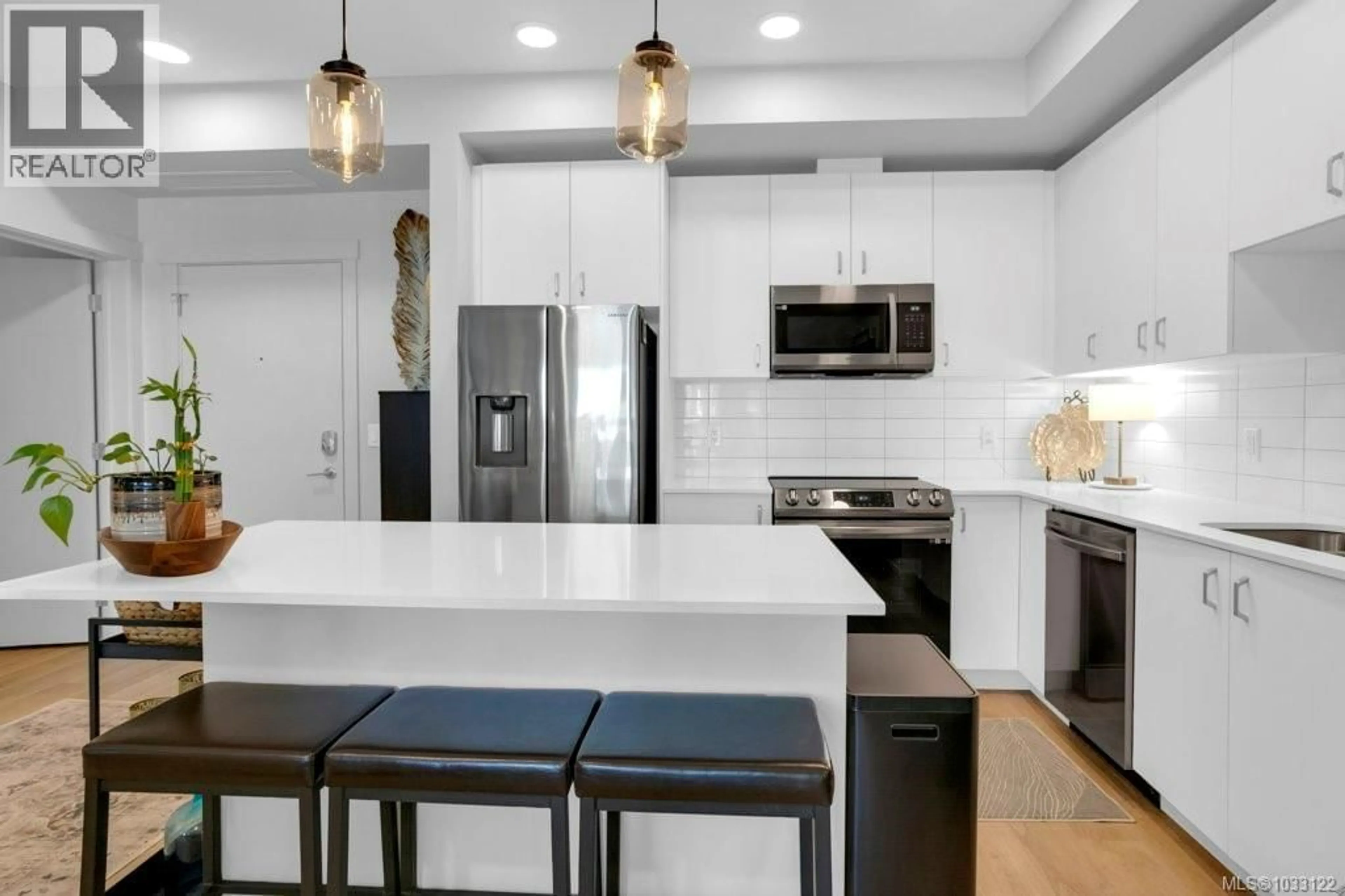 Open concept kitchen, ceramic/tile floor for 313 - 140 JENSEN AVENUE, Parksville British Columbia V9P0H7