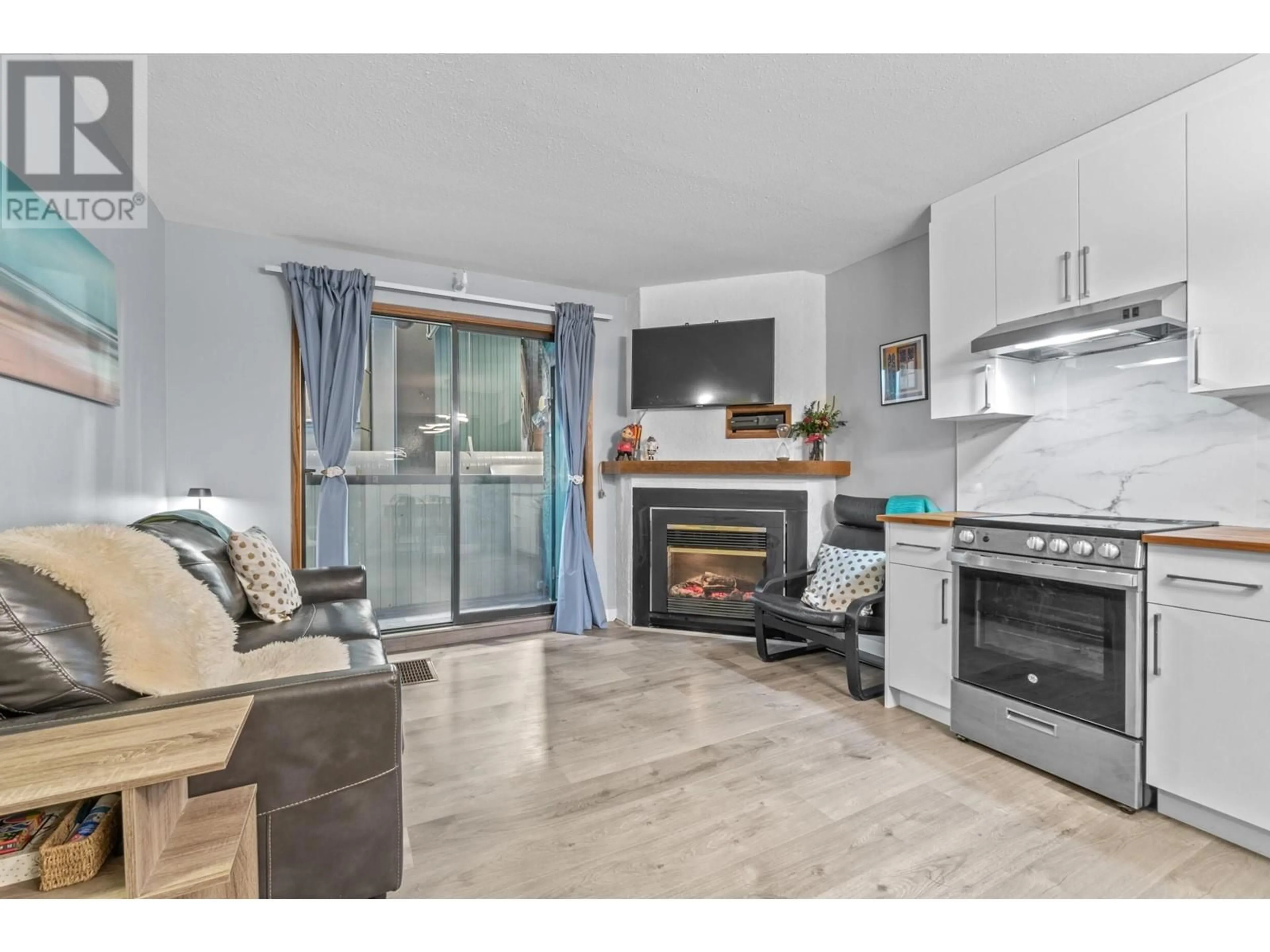 Open concept kitchen, wood/laminate floor for 20 Kettle View Road Unit# 201, Big White British Columbia V1P1T4