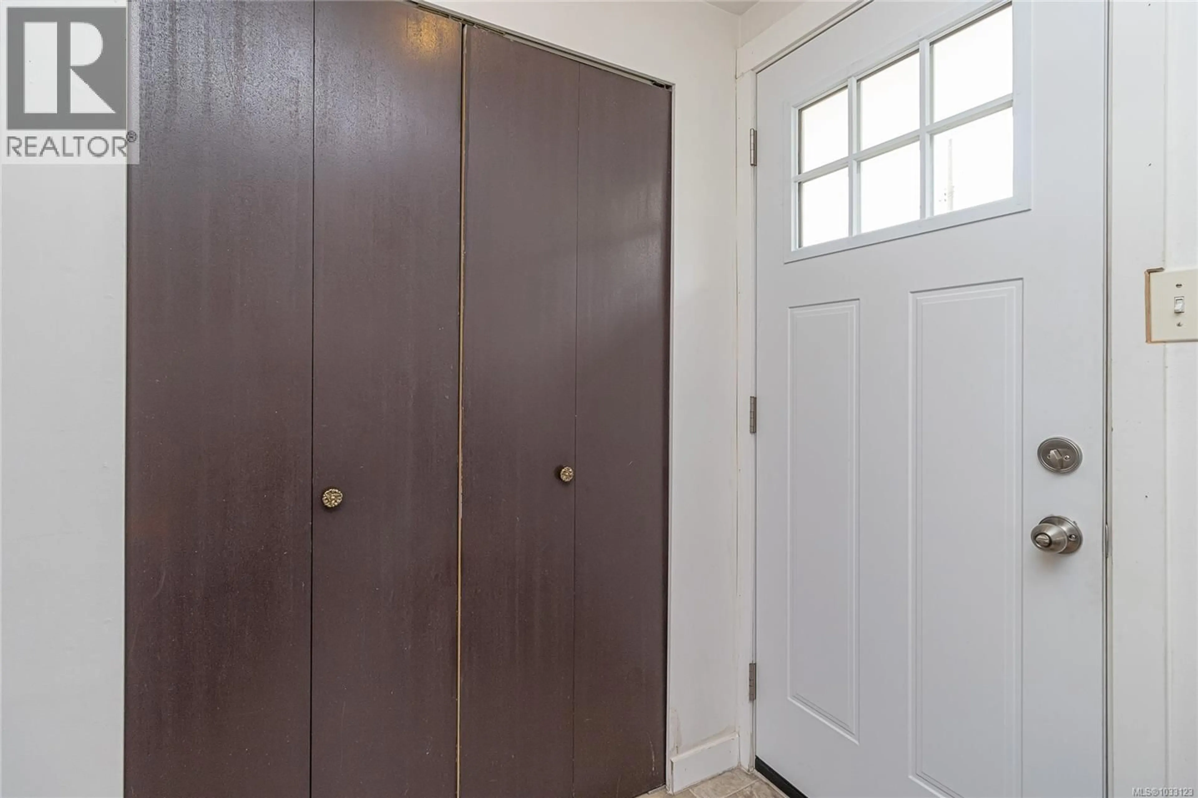 Indoor entryway for 8138 EDMUND STREET, Crofton British Columbia V0R1R0