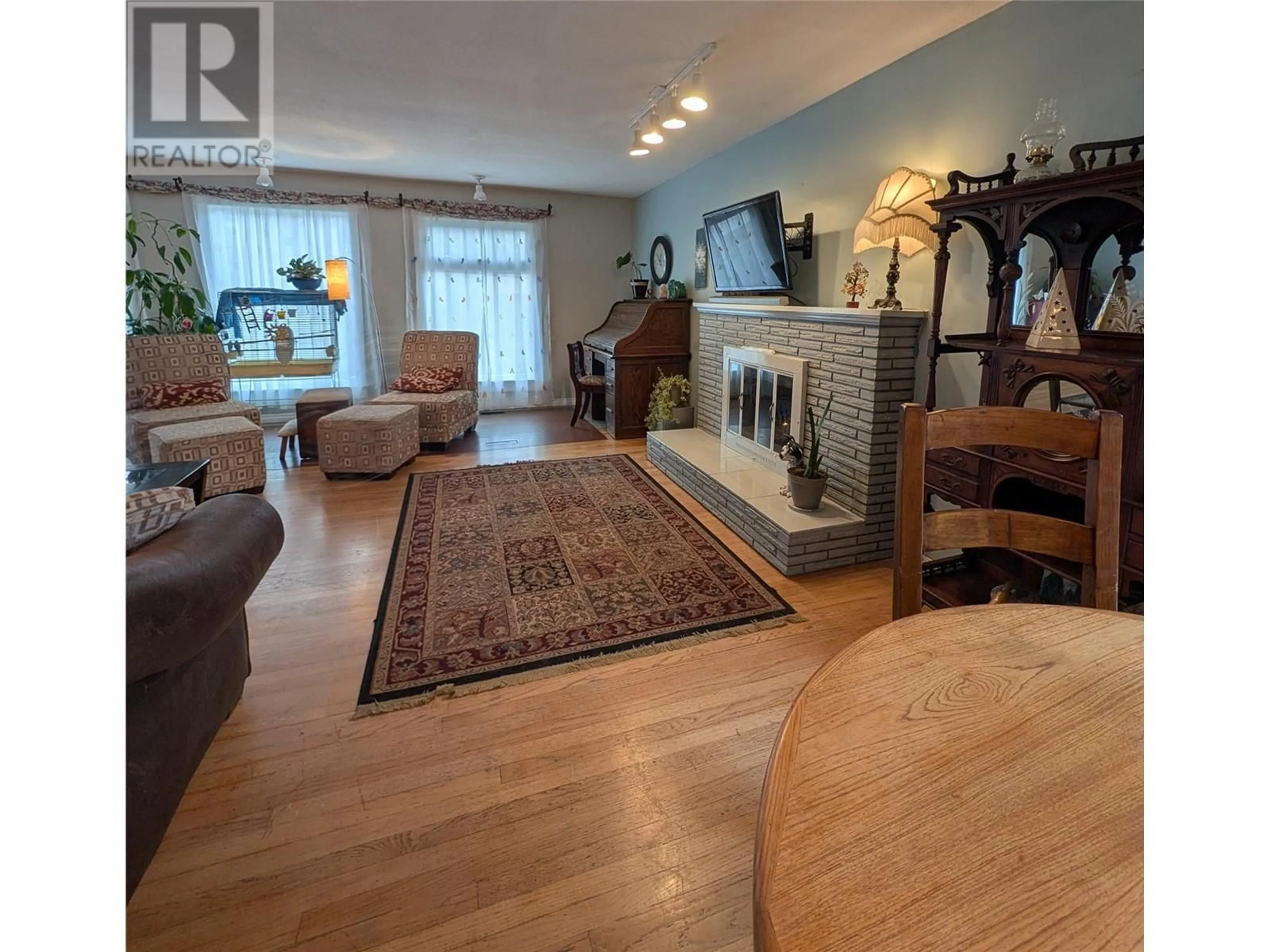 Living room with furniture, wood/laminate floor for 188 WALDEN CRESCENT, Penticton British Columbia V2A1R7