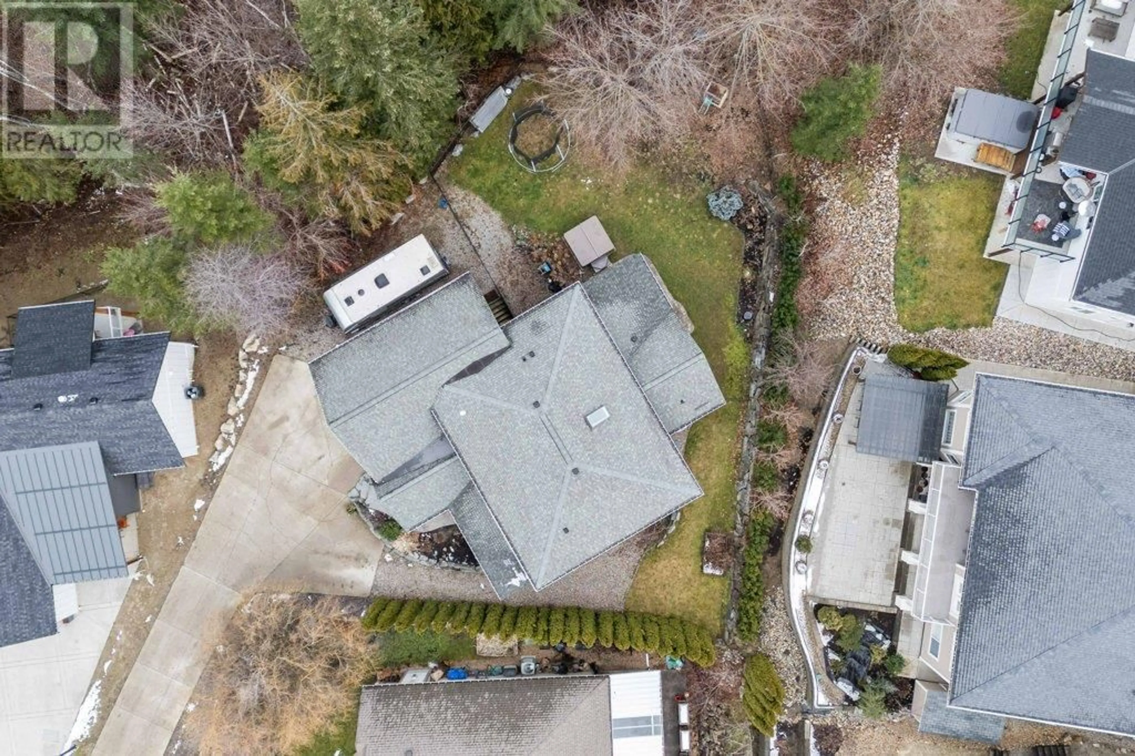 A pic from outside/outdoor area/front of a property/back of a property/a pic from drone, unknown for 1270 7 Avenue SE, Salmon Arm British Columbia V1E0A3