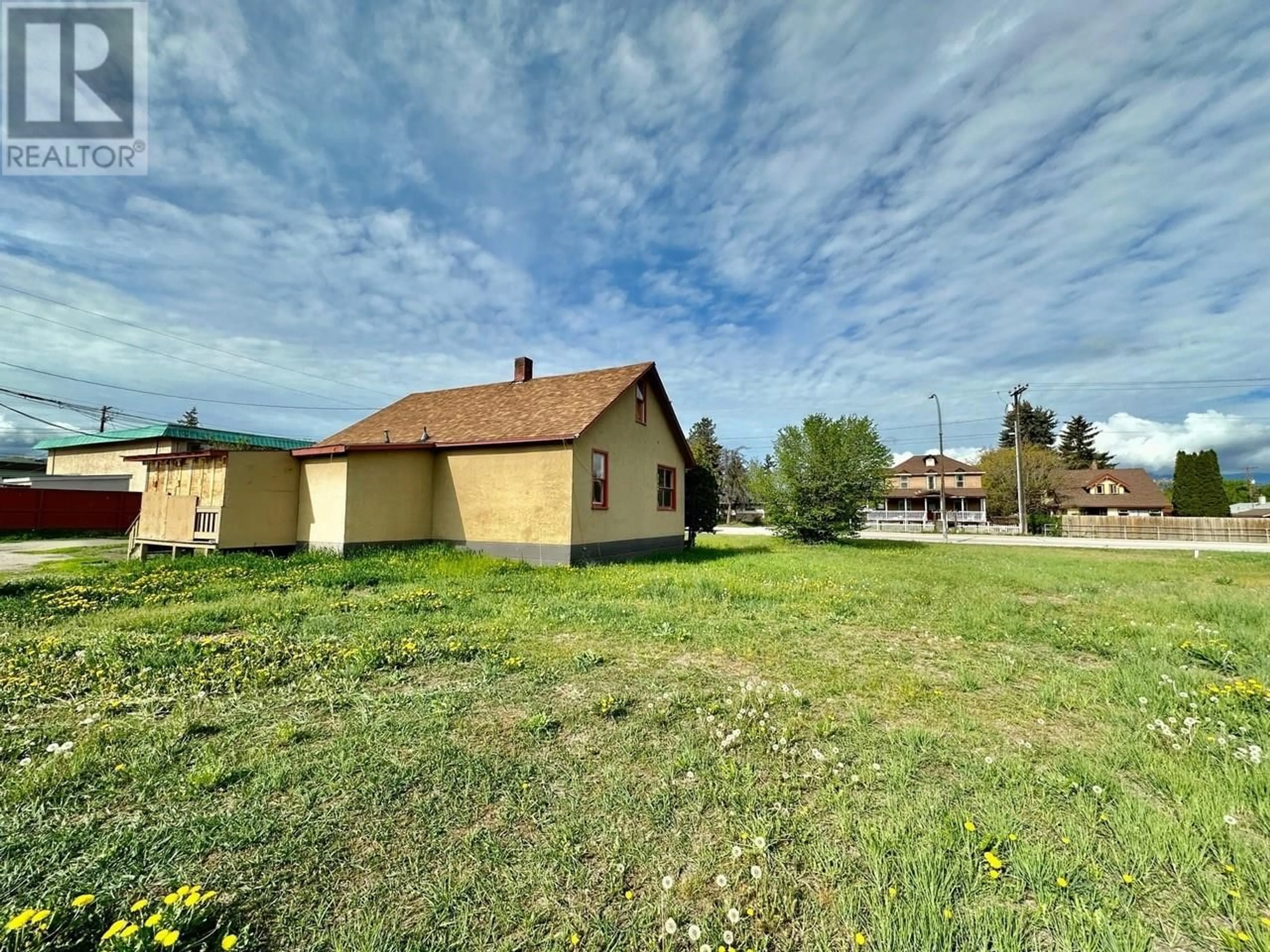 A pic from outside/outdoor area/front of a property/back of a property/a pic from drone, building for 515 Rutland Road N, Rutland British Columbia V1X3B5