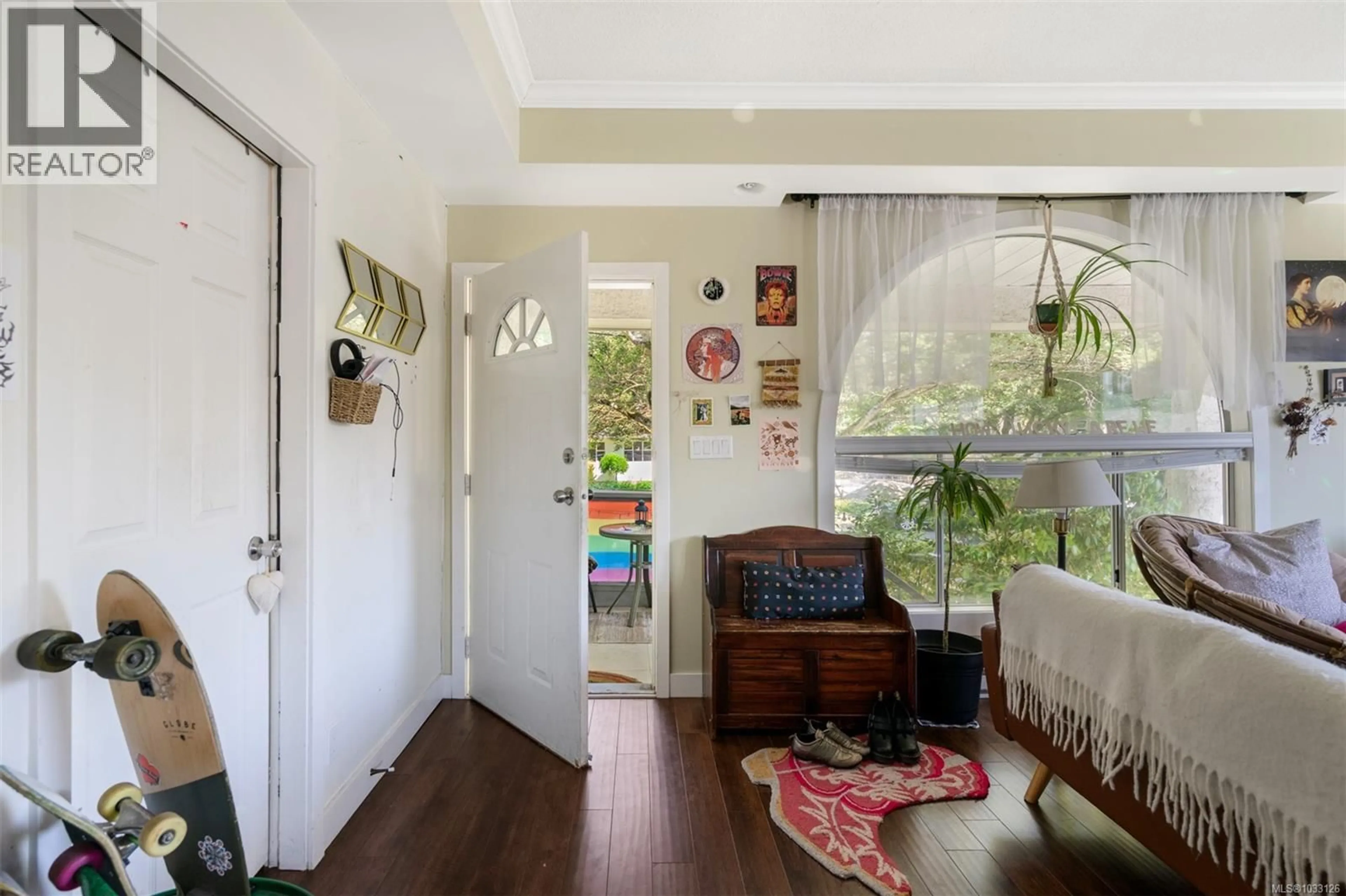 Indoor entryway for 2630 VICTOR STREET, Victoria British Columbia V8R4E2