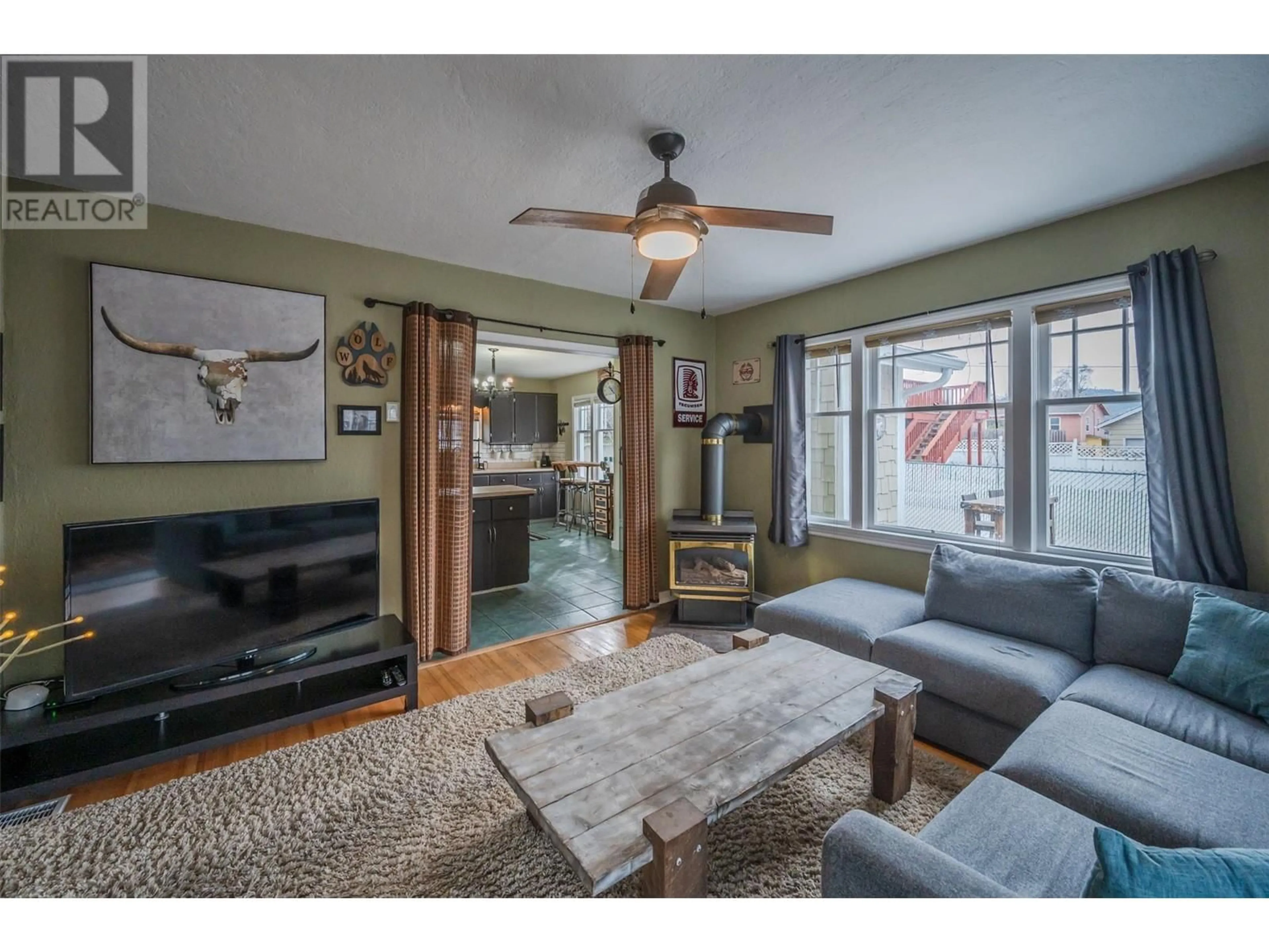 Living room with furniture, wood/laminate floor for 6527 HOLLOW Street, Oliver British Columbia V0H1T0