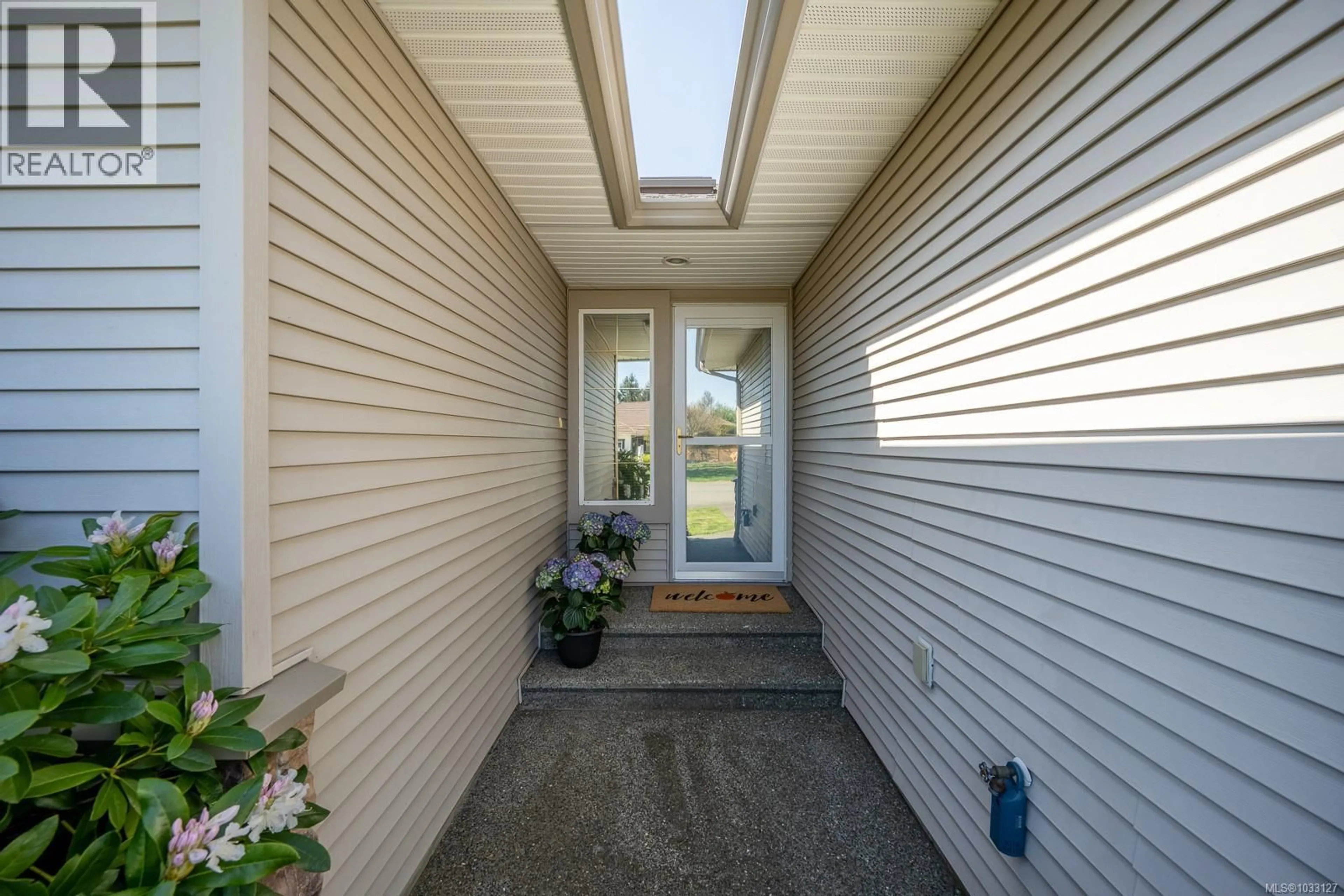 Indoor entryway for 1945 ST. ANDREWS PLACE, Courtenay British Columbia V9N9J4