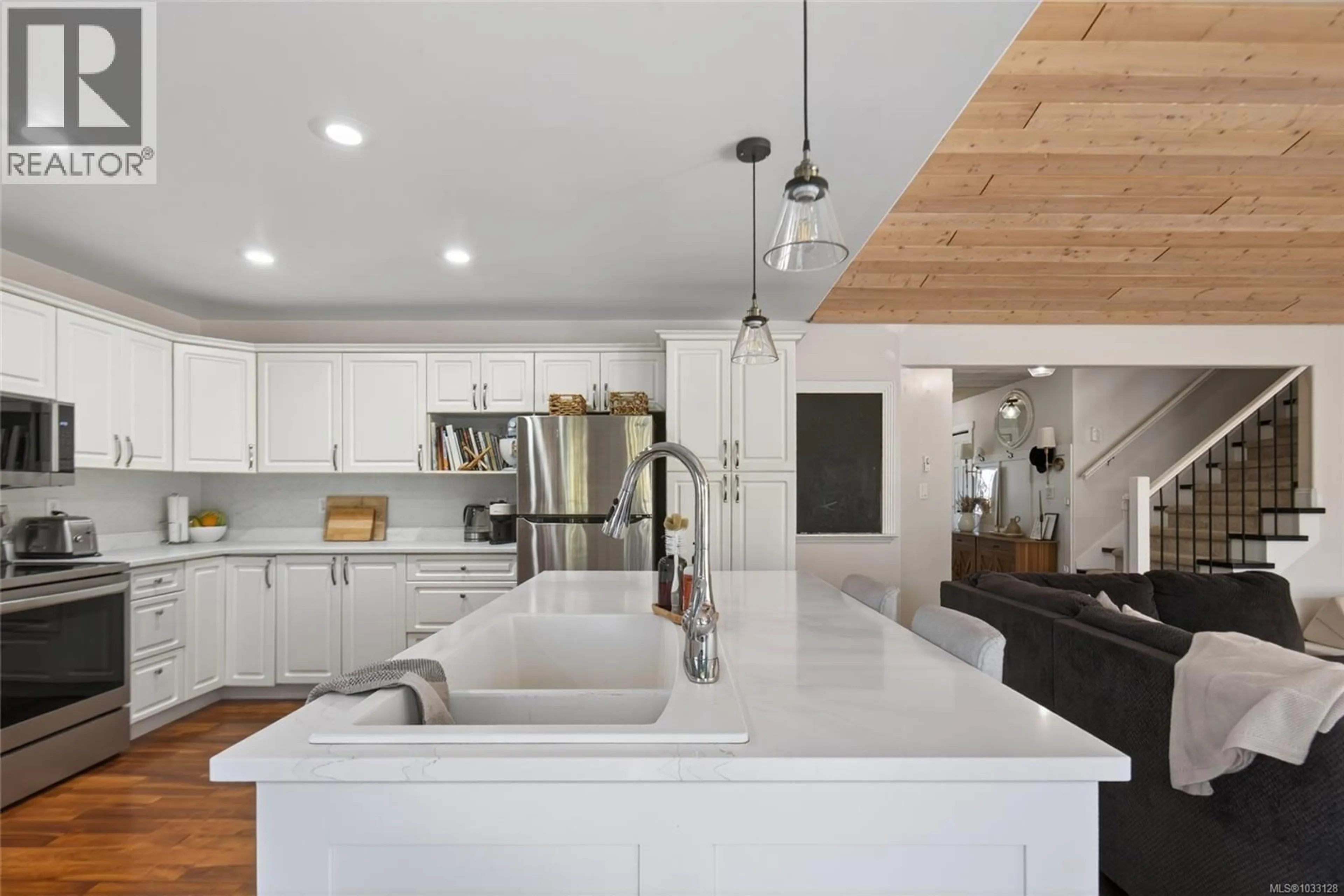 Contemporary kitchen, ceramic/tile floor for 378 CAMPBELL STREET, Duncan British Columbia V9L3J1