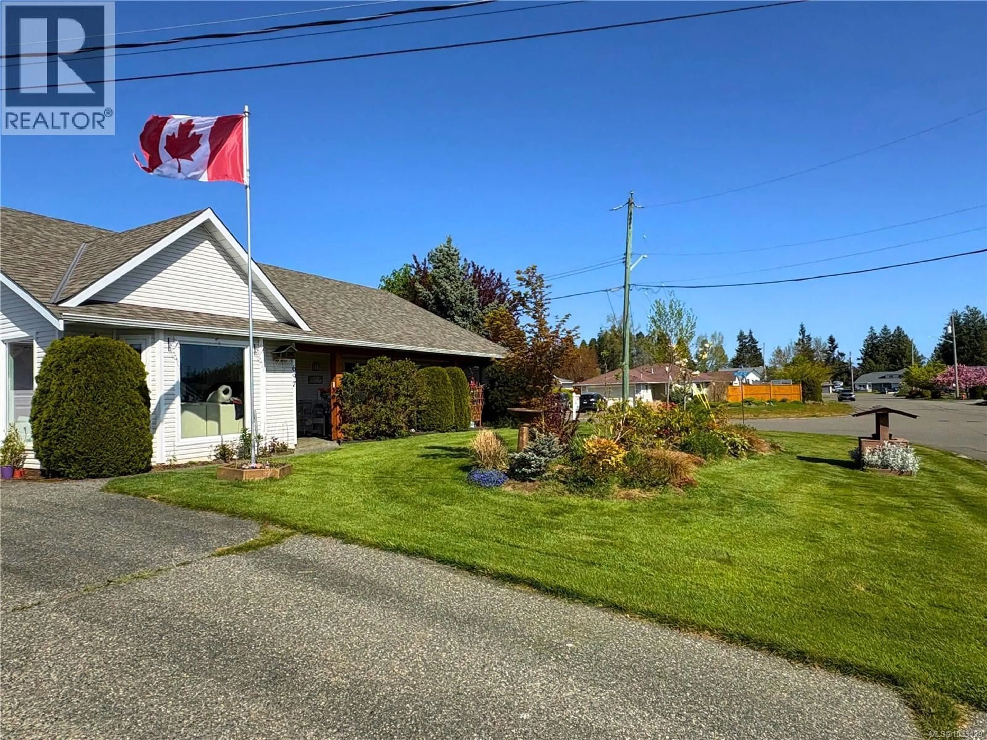 A pic from outside/outdoor area/front of a property/back of a property/a pic from drone, street for 697 WOODBURN STREET, Parksville British Columbia V9P2M1