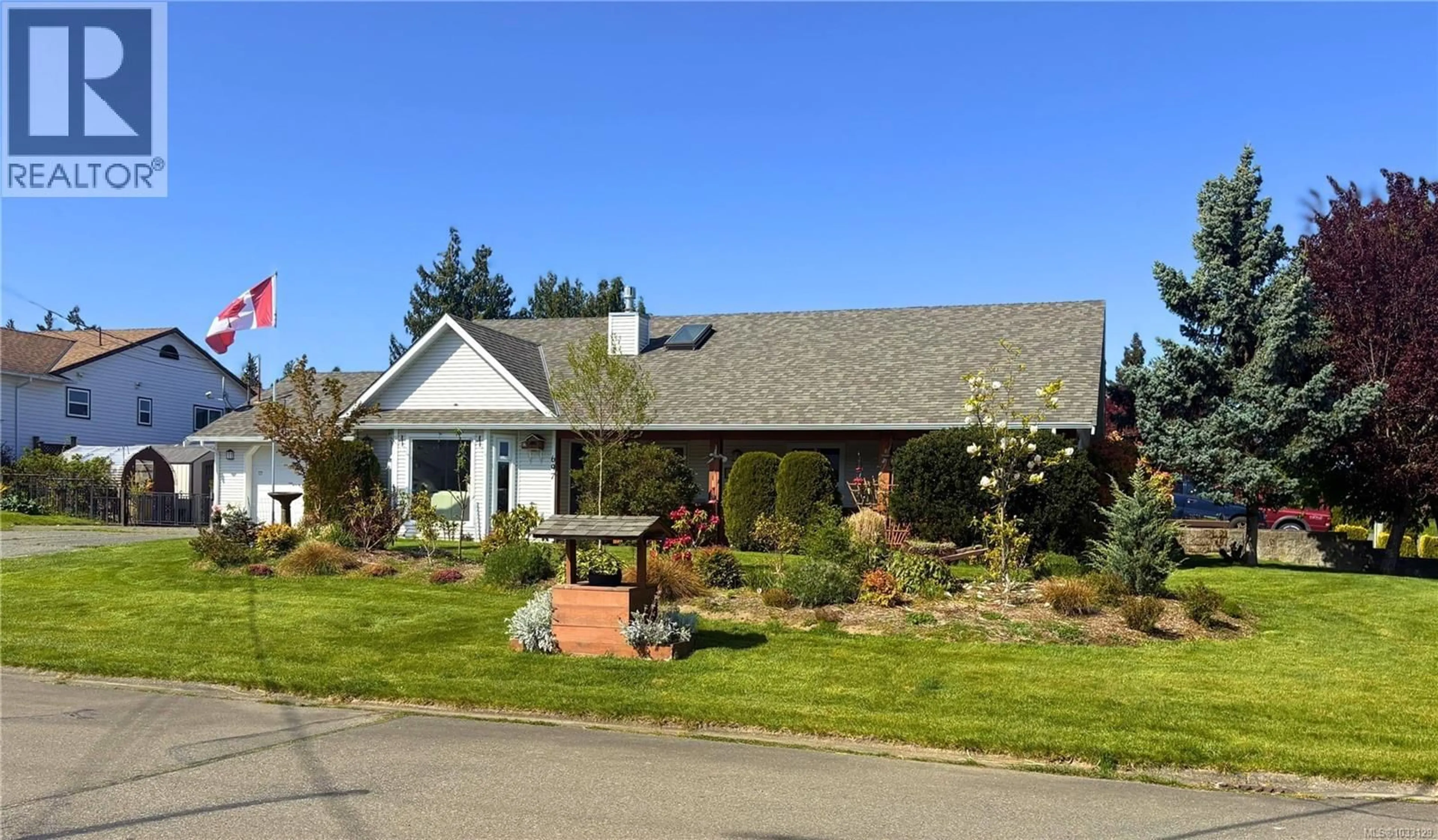 Home with vinyl exterior material, street for 697 WOODBURN STREET, Parksville British Columbia V9P2M1