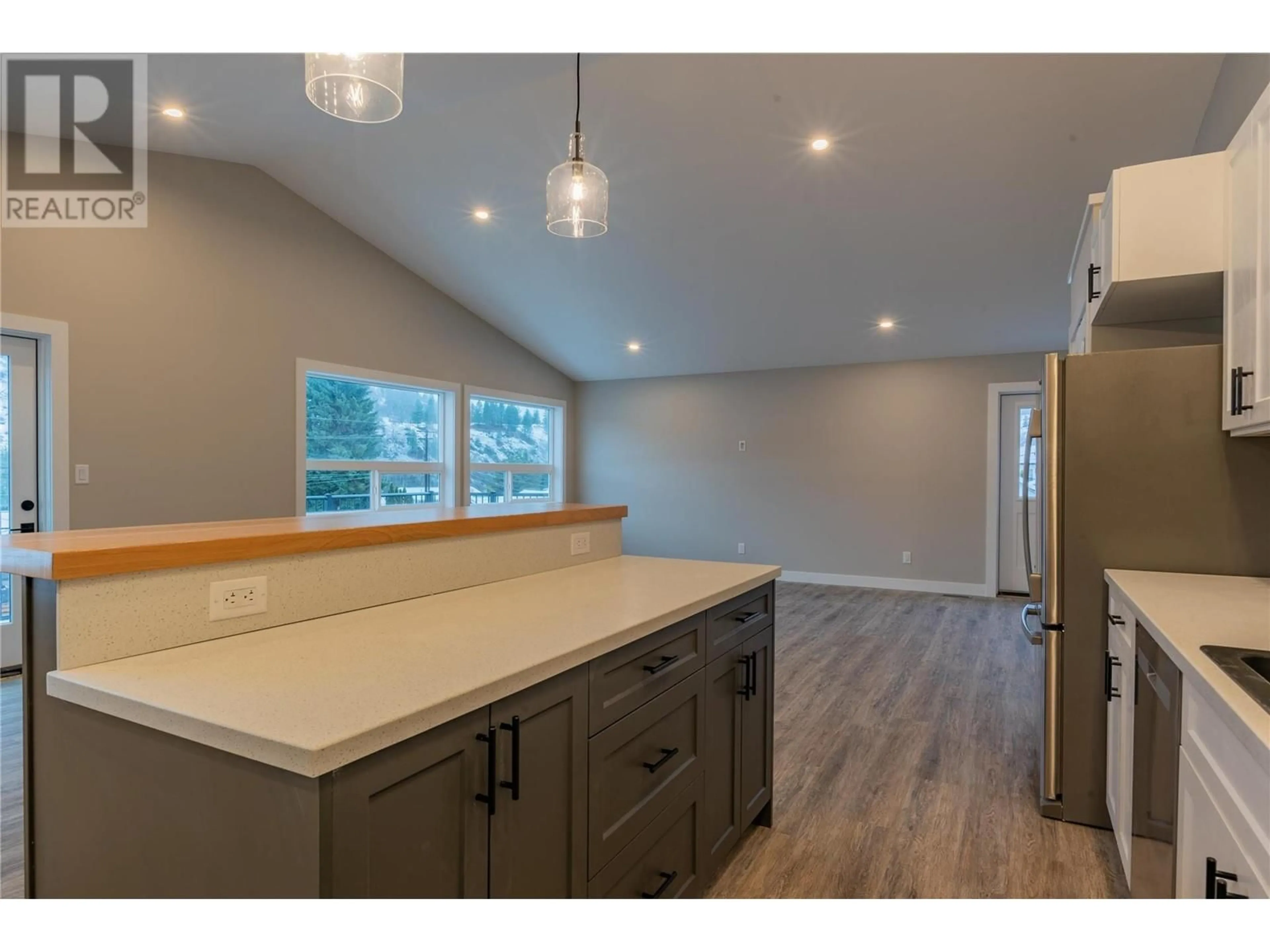 Open concept kitchen, wood/laminate floor for 418 2ND Avenue, Rivervale British Columbia V1R4V5