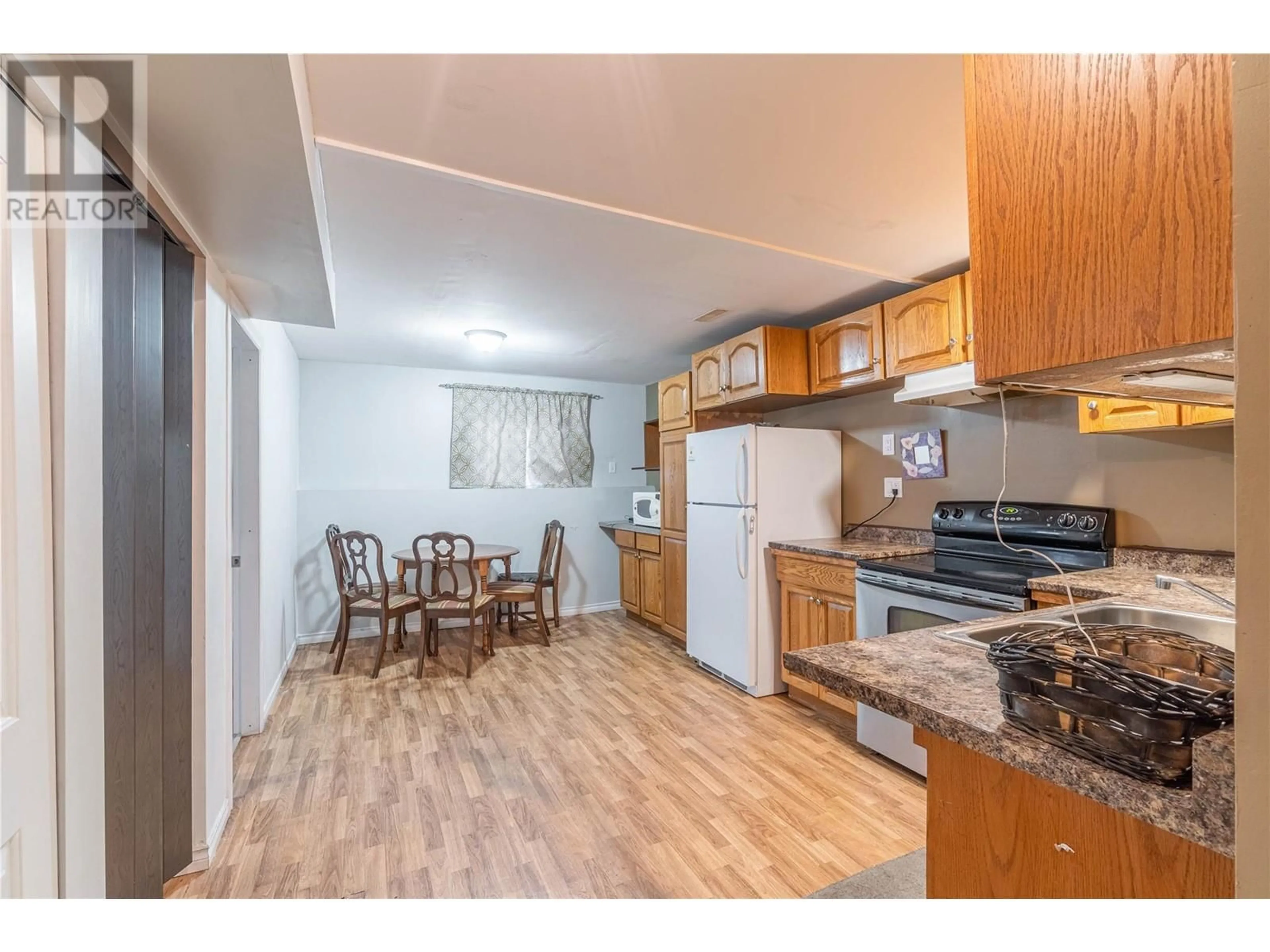 Standard kitchen, wood/laminate floor for 1737 LEIGHTON Place, Kamloops British Columbia V2B7P1