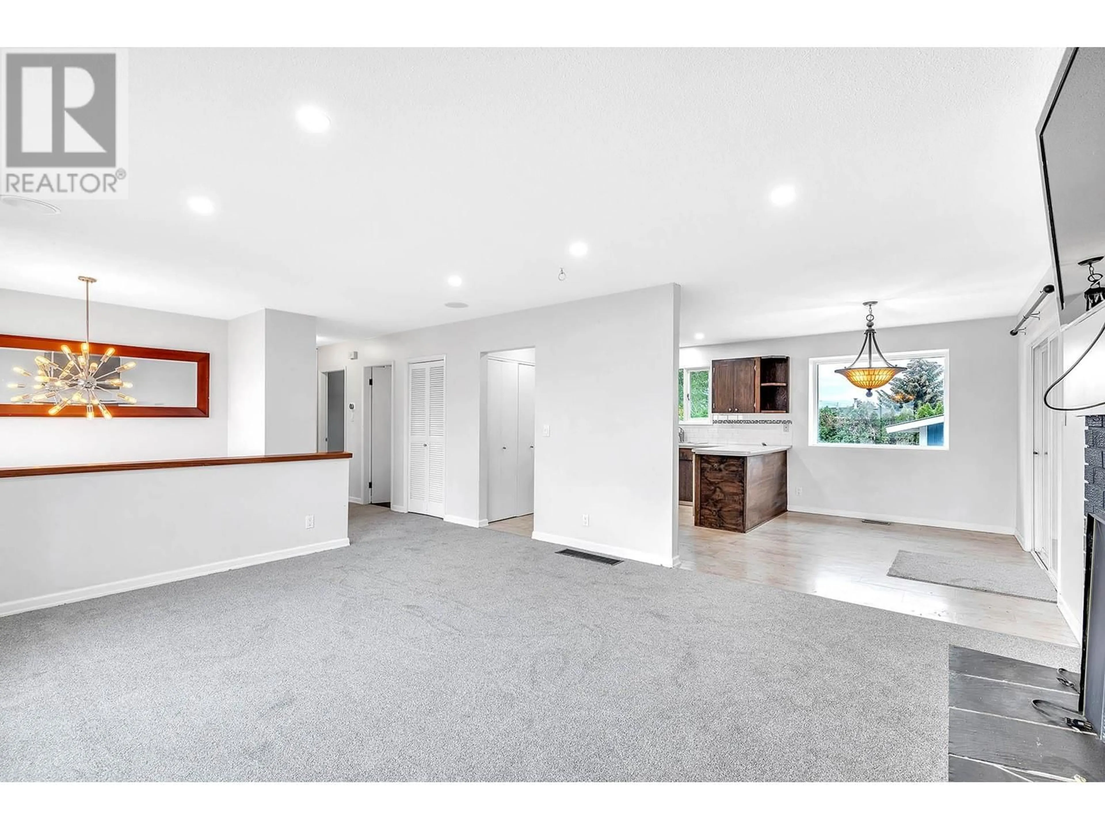 Indoor foyer for 1074 OLLEK STREET, Kamloops British Columbia V2B5B2