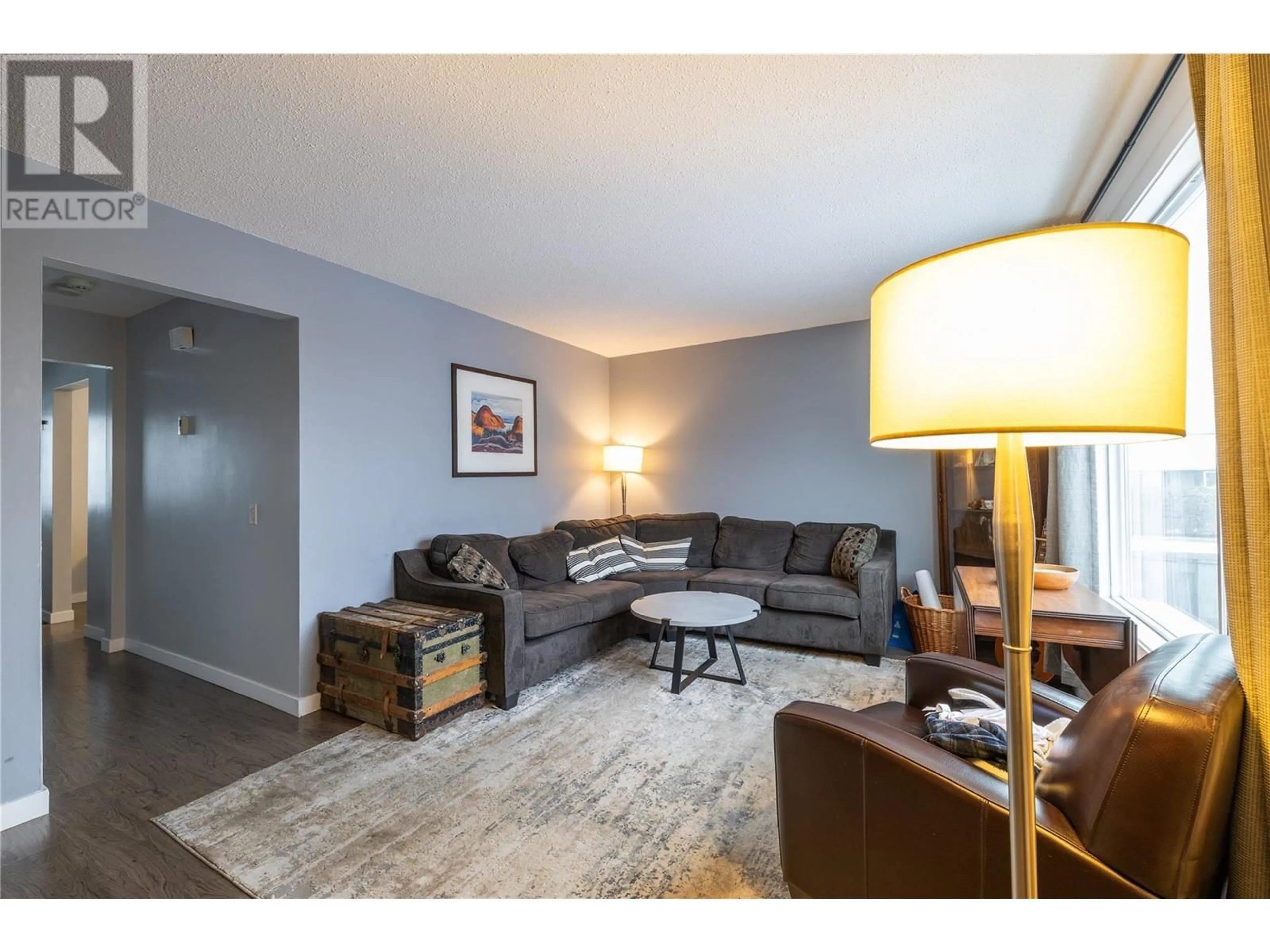 Living room with furniture, wood/laminate floor for 2568 Sandpiper Drive Unit# 28, Kamloops British Columbia V2B6X1