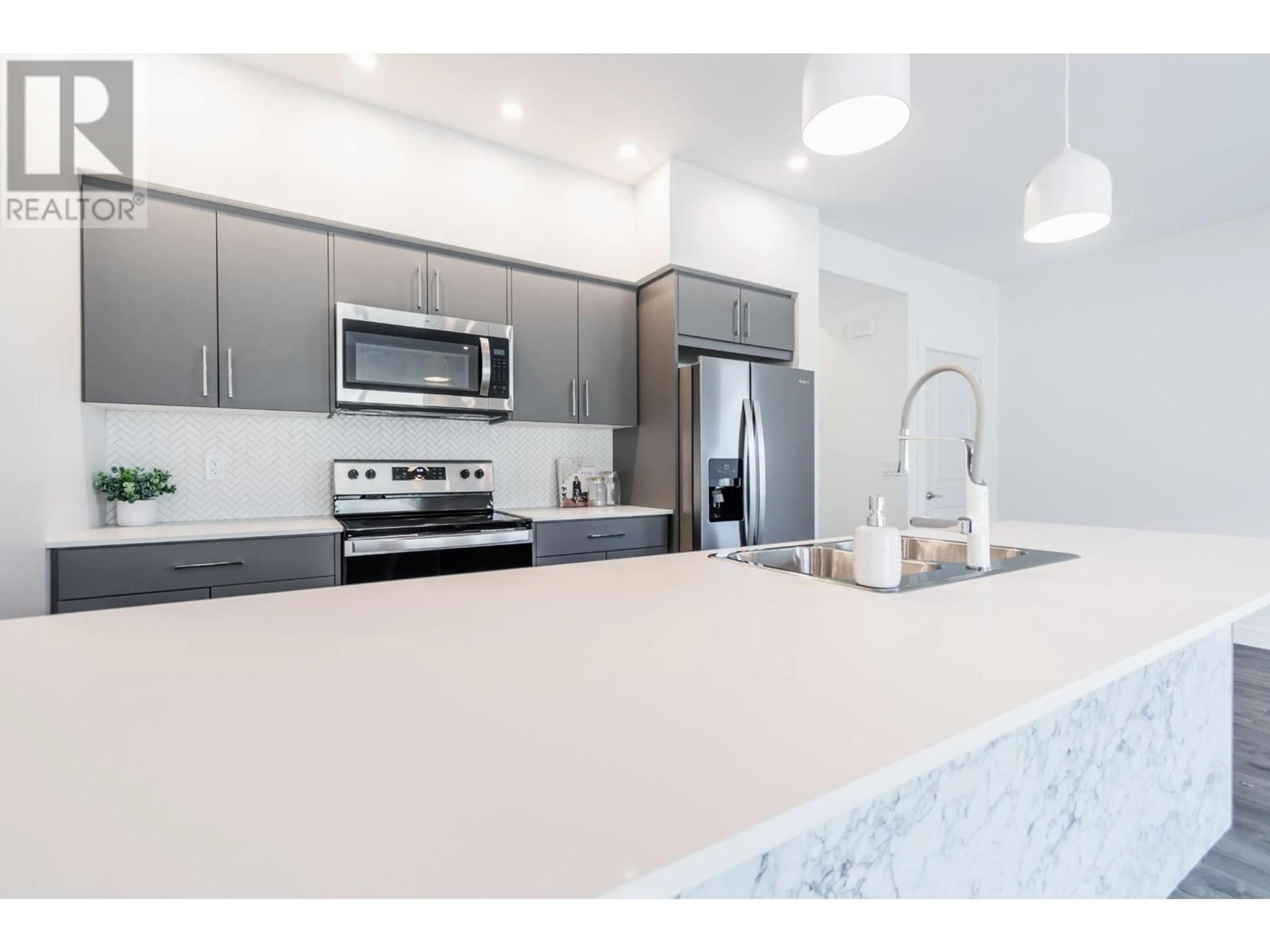 Open concept kitchen, ceramic/tile floor for 8960 DALLAS Drive Unit# 113, Kamloops British Columbia V2C6V1