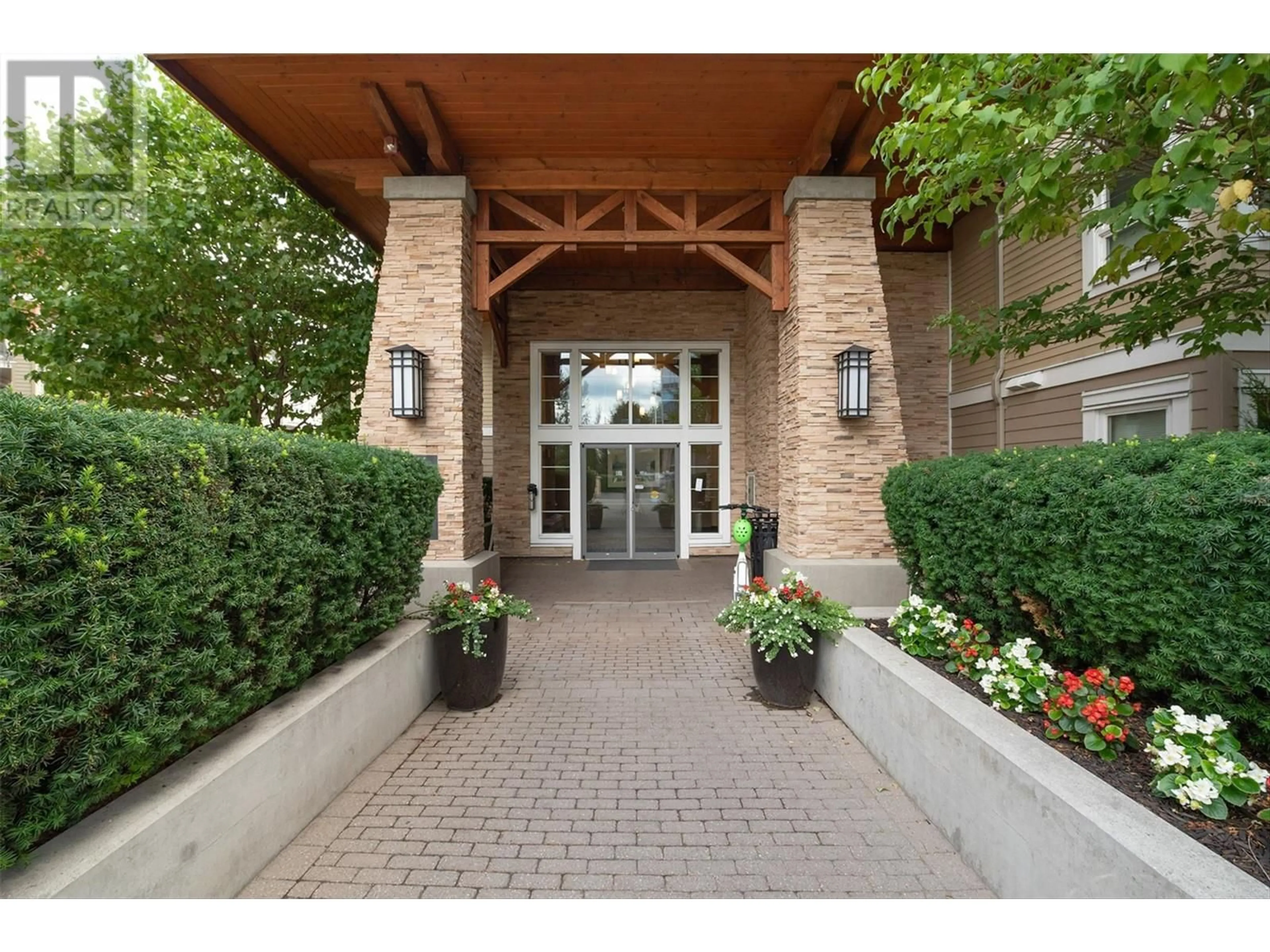 Indoor foyer for 1083 Sunset Drive Unit# 417, Kelowna British Columbia V1Y9Z1