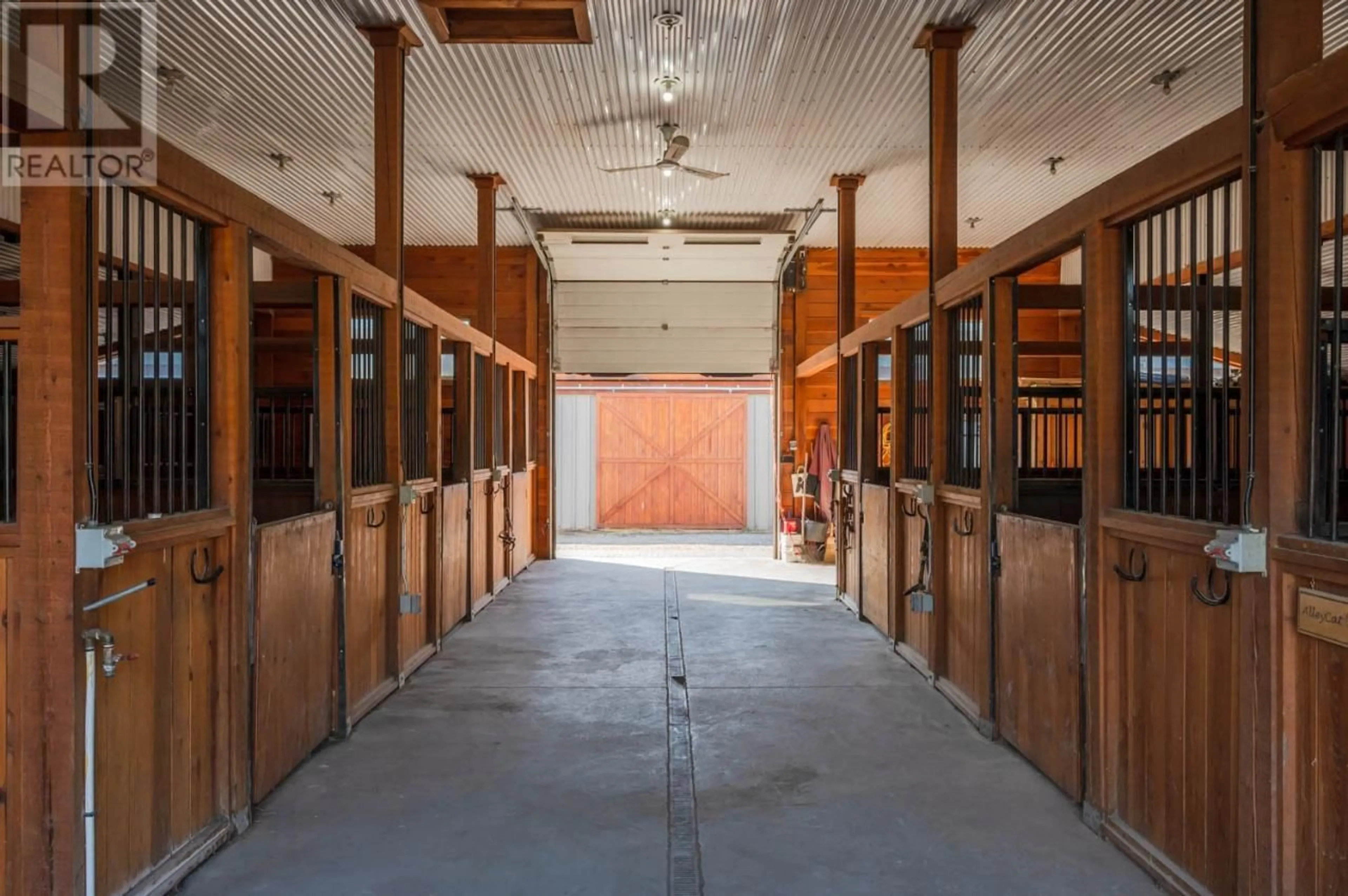 Indoor foyer for 300 JONES WAY ROAD, Oliver British Columbia V0H1T5