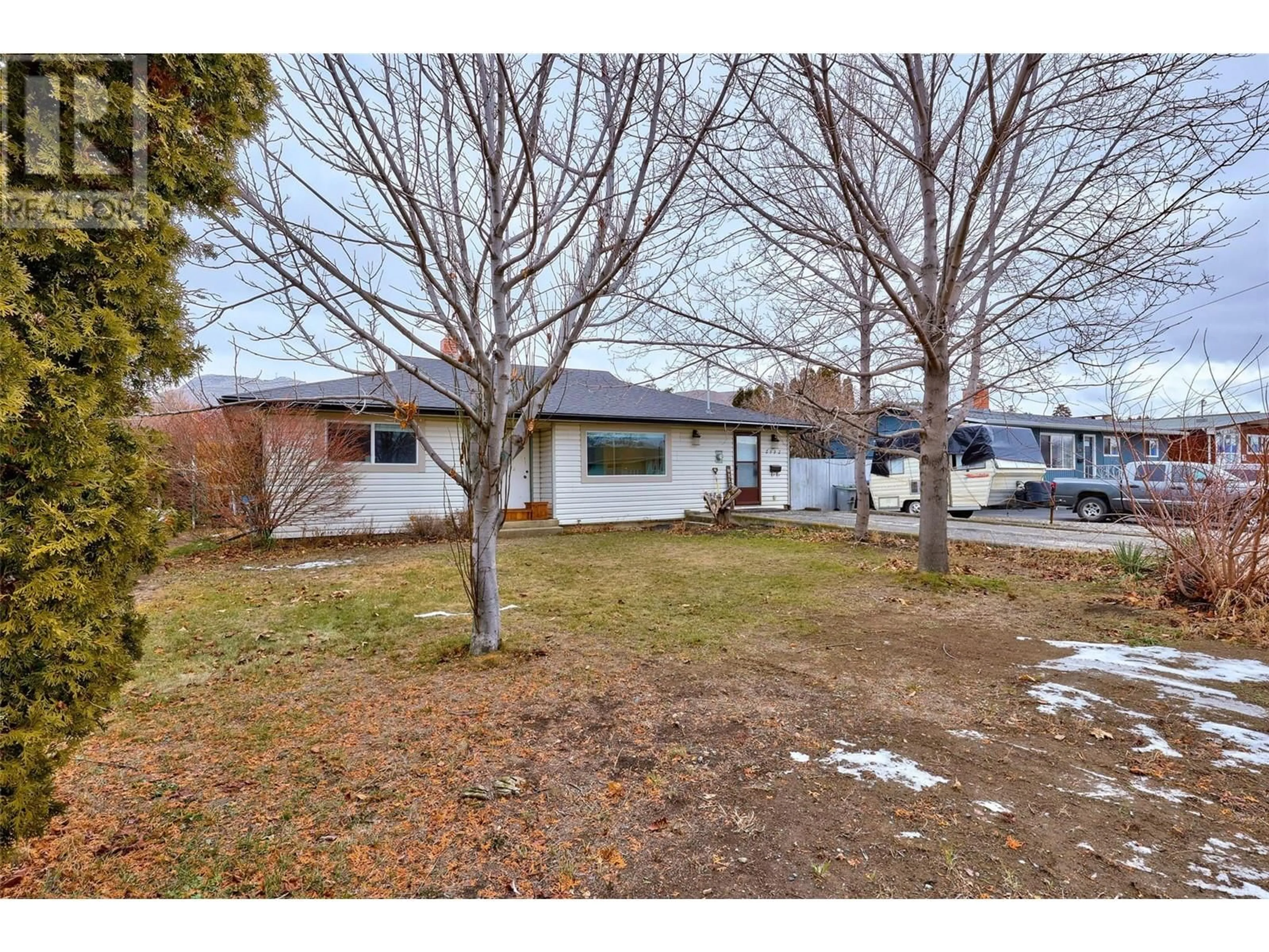 A pic from outside/outdoor area/front of a property/back of a property/a pic from drone, street for 2532 YOUNG Avenue, Kamloops British Columbia V2B4M8